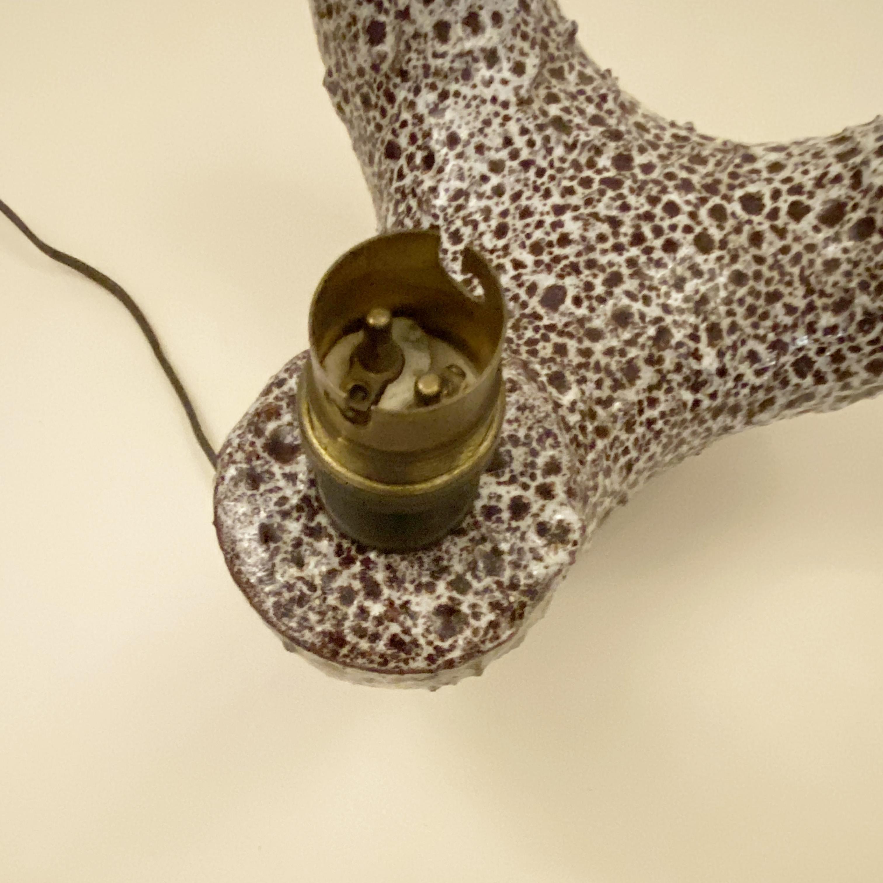 Milieu du XXe siècle Lampe zoomorphe en céramique par Dominique Marino Le Vaucour Vallauris, France, années 1950.