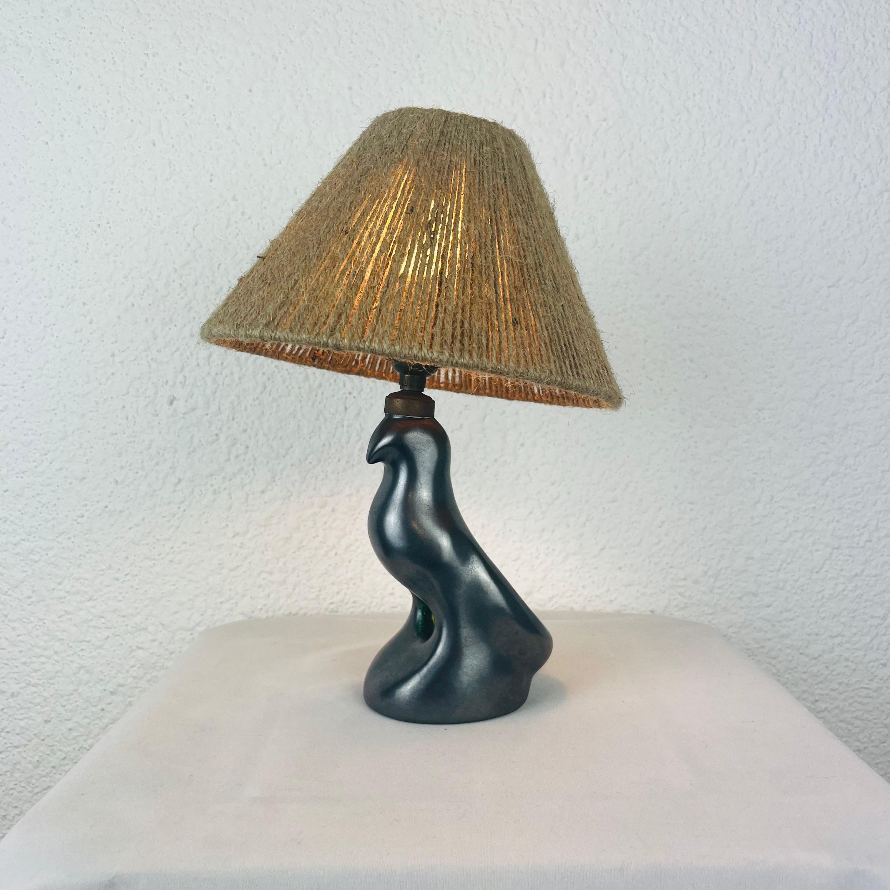 Très rare lampe à oiseau zoomorphe en céramique, signée CAB ( Céramique d'Art de Bordeaux) sur le fond. Belle glaçure noire et jaune, très bon état, fabriquée dans les années 1930. Il a été distribué par Primavera, le prestigieux atelier d'art du
