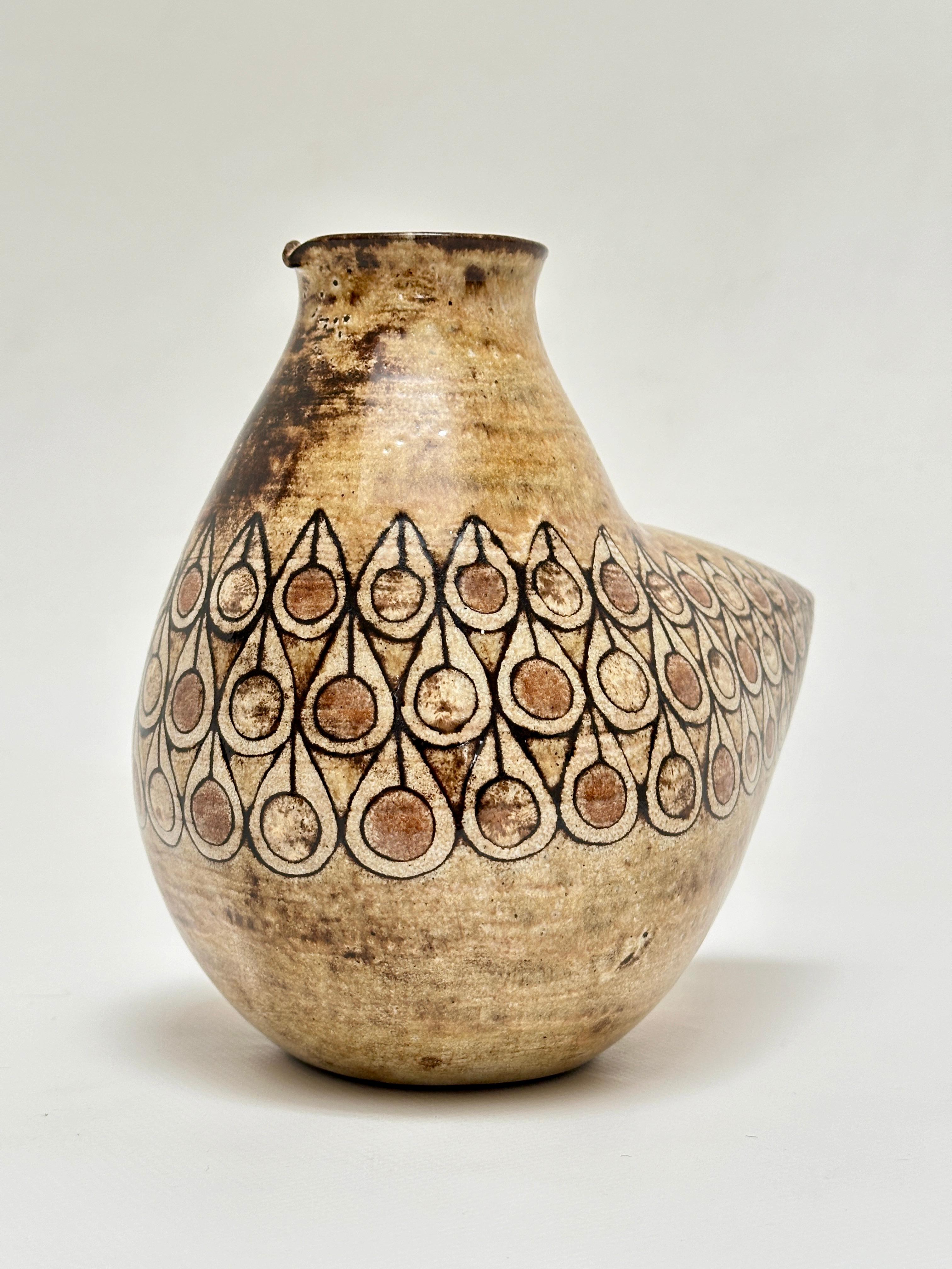 Vase in Form eines Vogels in roter Erde aus Vallauris, emailliert in gedämpften Tönen und mit Mustern, die an orientalische Zierkeramik erinnern.

Jean-Claude Malarmey, Absolvent der Ecole des Beaux Arts in Reims, schloss sich 1954 seinem