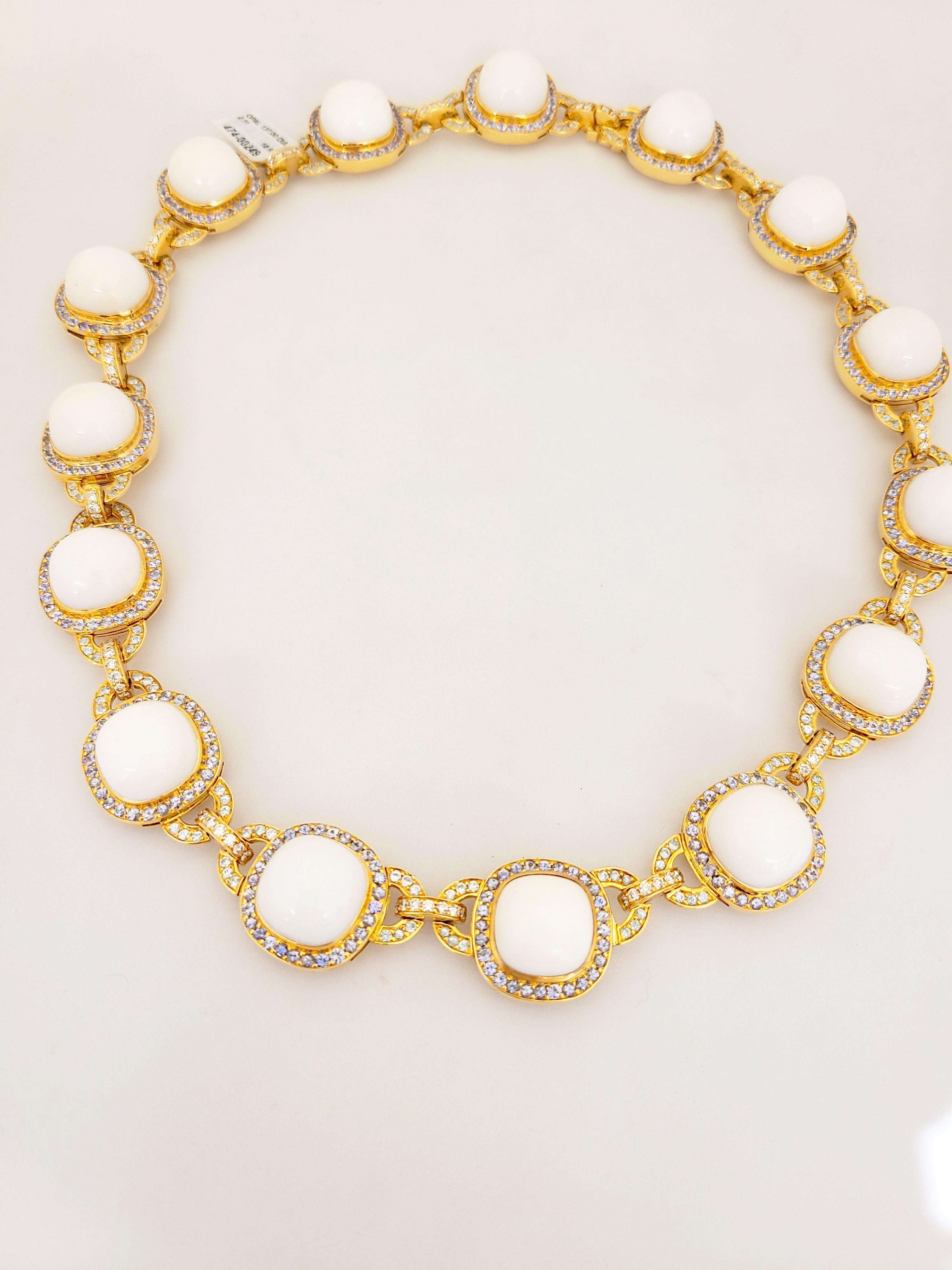Known for their classic elegance and contemporary styling , Zorab has been creating magnificent jewelry for over 40 years. A family business now run by the second generation specializing in playful yet sophisticated pieces.
This elegant 18 karat