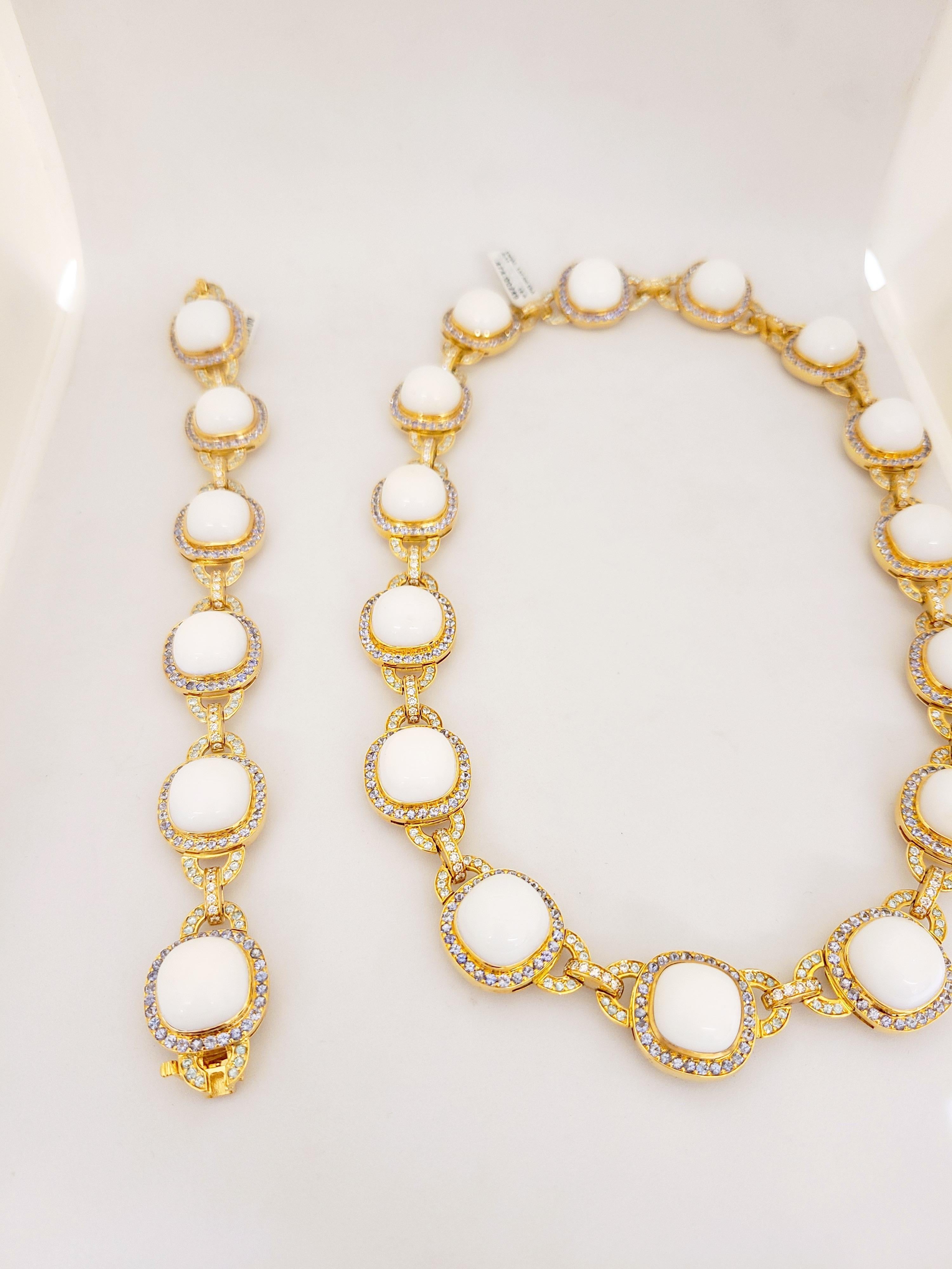 Zorab Halskette aus 18 Karat Roségold, 137 Karat weißem Opal, Diamanten und Saphiren (Zeitgenössisch) im Angebot