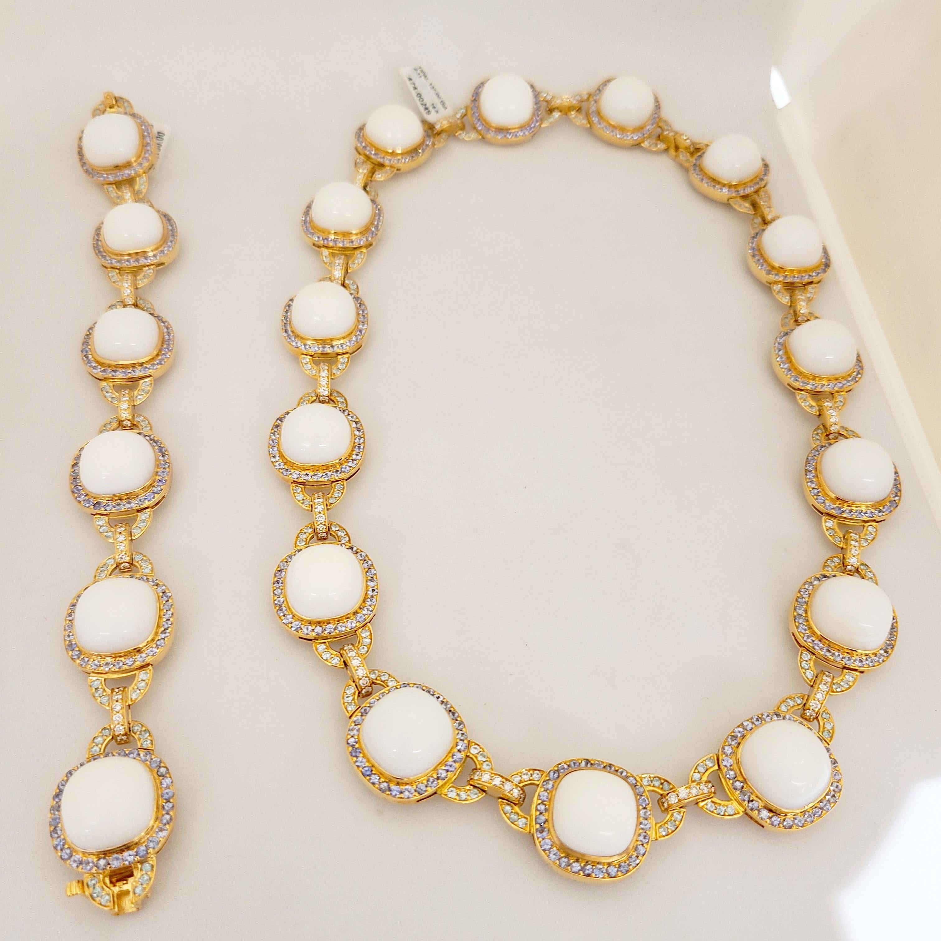 Zorab Halskette aus 18 Karat Roségold, 137 Karat weißem Opal, Diamanten und Saphiren (Cabochon) im Angebot