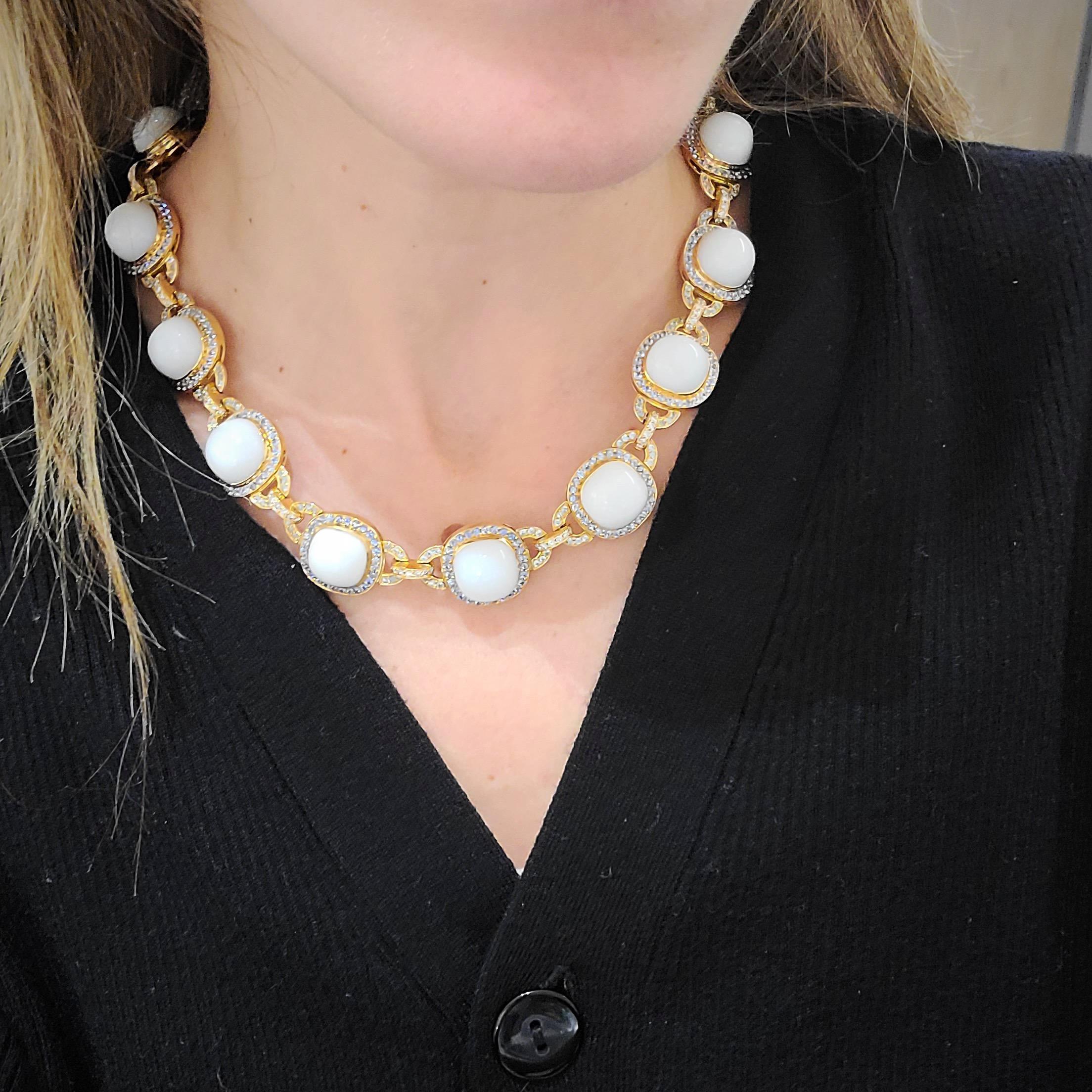 Zorab Halskette aus 18 Karat Roségold, 137 Karat weißem Opal, Diamanten und Saphiren im Angebot 1