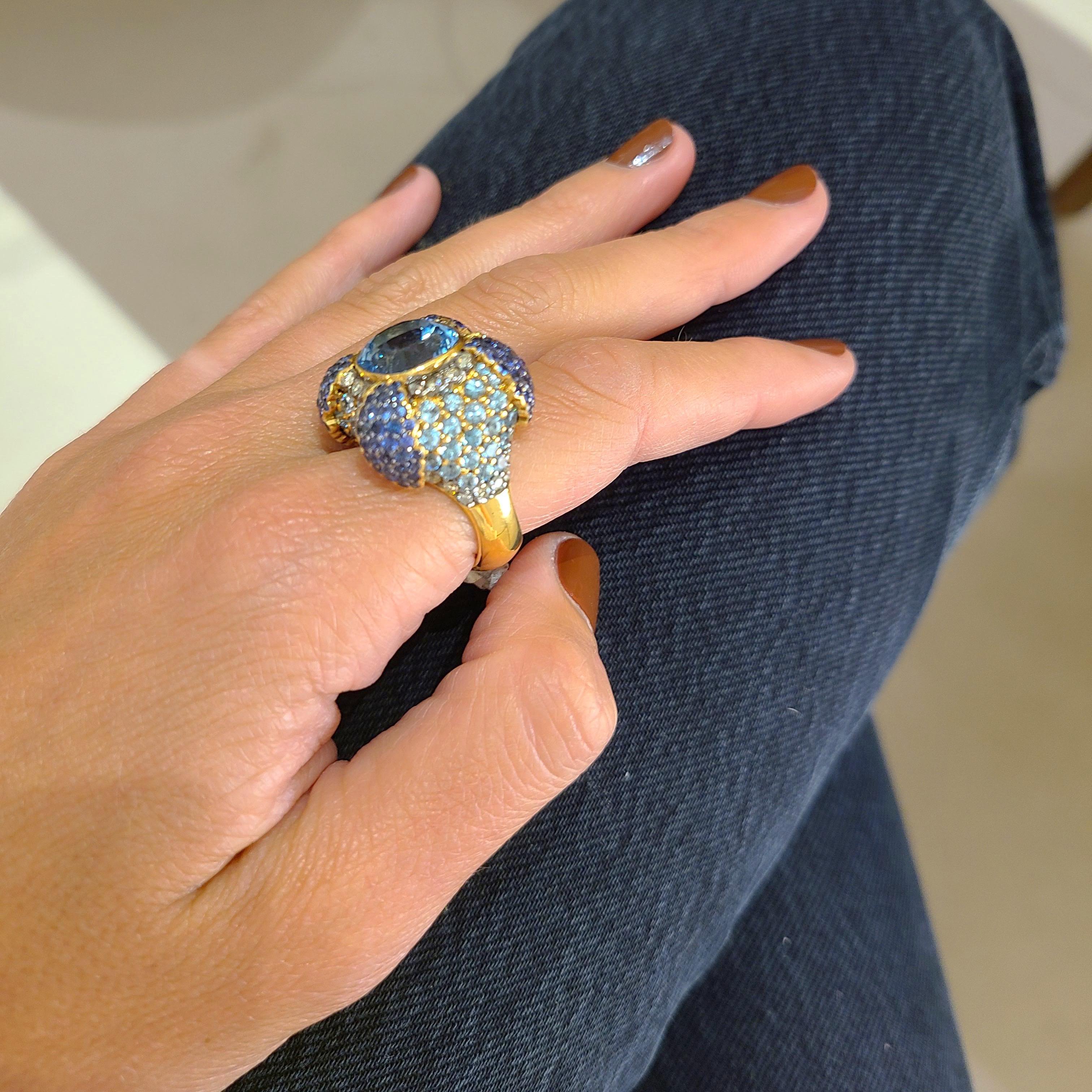 Moderne Zorab Bague en or rose 18 carats avec topaze bleue, diamants, saphirs et zircons en vente