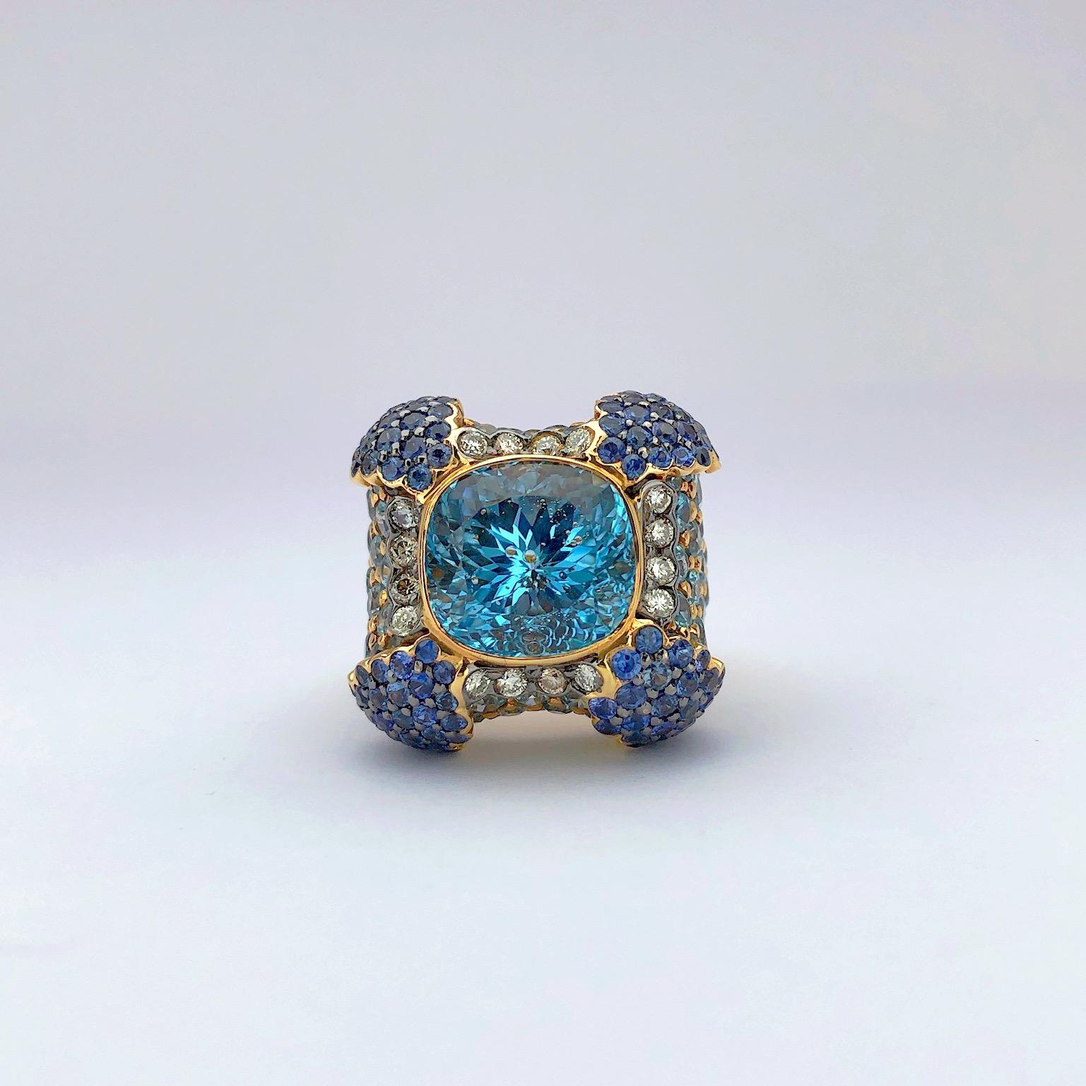 Taille coussin Zorab Bague en or rose 18 carats avec topaze bleue, diamants, saphirs et zircons en vente