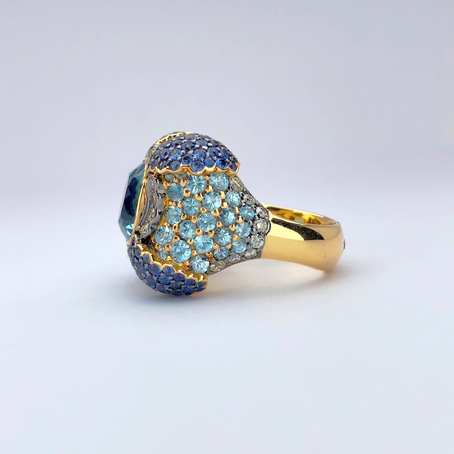 Zorab Ring aus 18 Karat Roségold mit blauem Topas, Diamanten, Saphiren und Zirkonen im Angebot 1