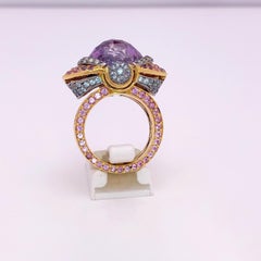 Anillo Zorab de oro de 18 quilates, amatista de 12,86 quilates, diamantes y zafiro pastel