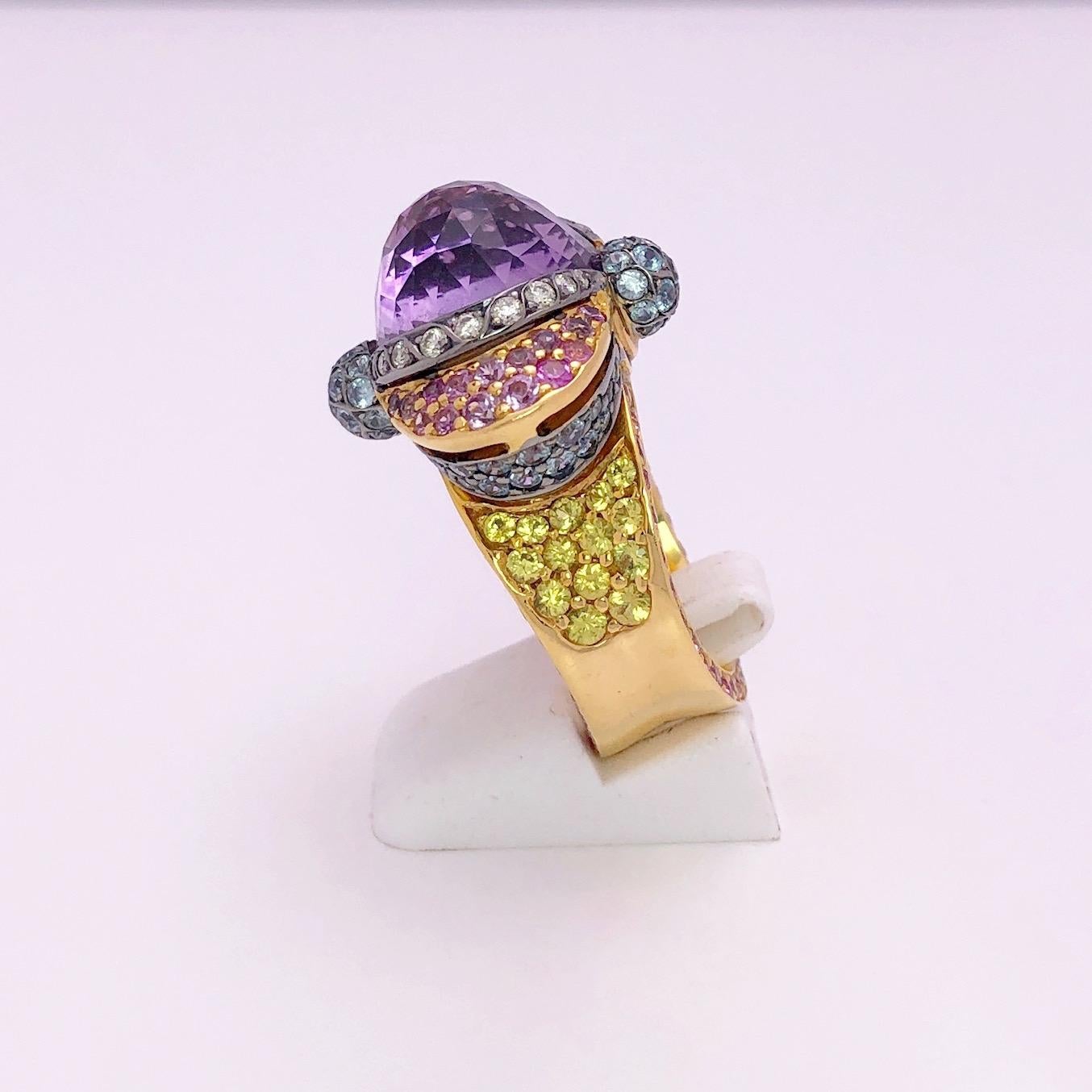 Zorab Ring aus 18 Karat Gold, 12,86 Karat Amethyst, Diamanten und pastellfarbenem Saphir (Moderne) im Angebot