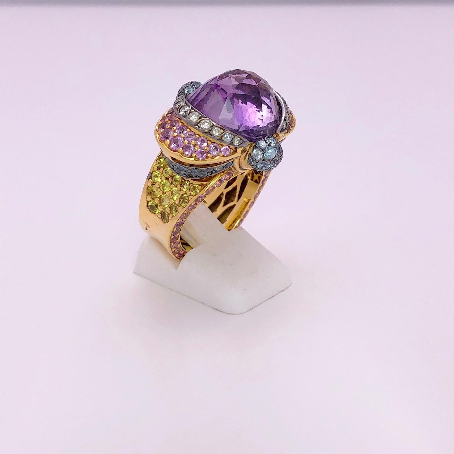 Zorab Ring aus 18 Karat Gold, 12,86 Karat Amethyst, Diamanten und pastellfarbenem Saphir (Ovalschliff) im Angebot