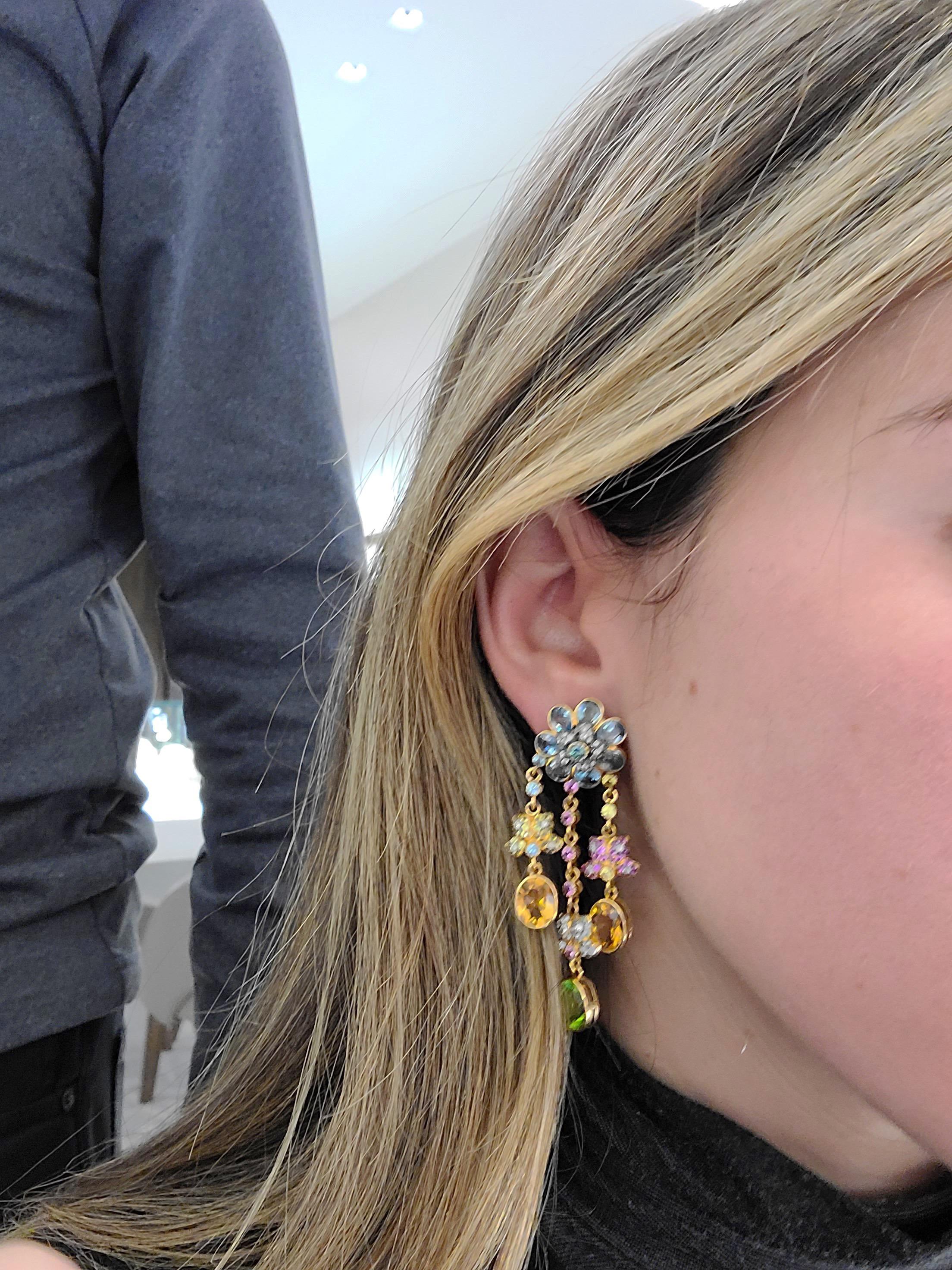 Taille poire Zorab Boucles d'oreilles semi-précieuses en or 18 carats, saphirs roses et jaunes et diamants en vente