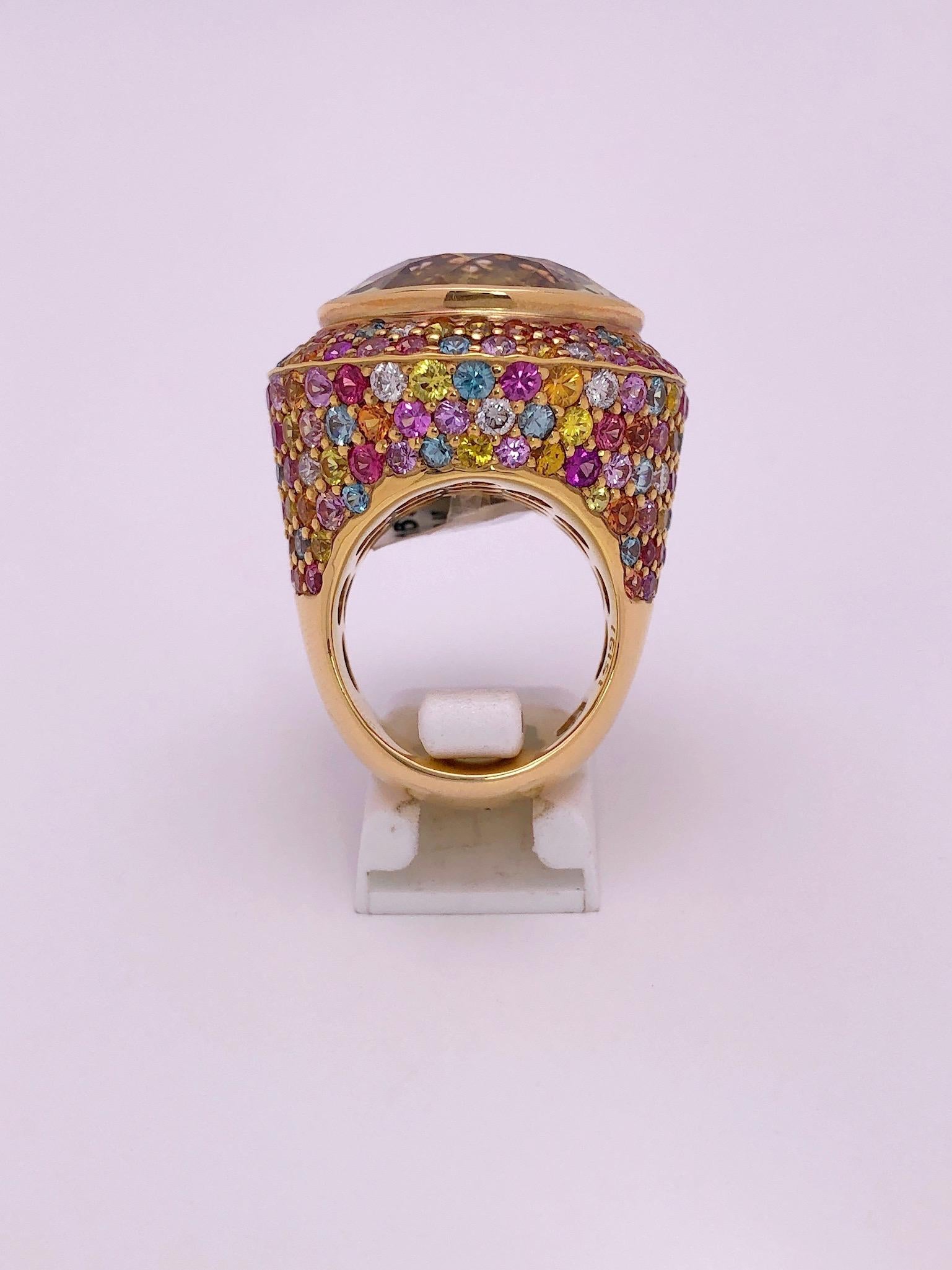 Zorab 18KT YG 28,59 Karat Scapolite Mittelstein Ring mit Regenbogen Saphiren im Zustand „Neu“ im Angebot in New York, NY
