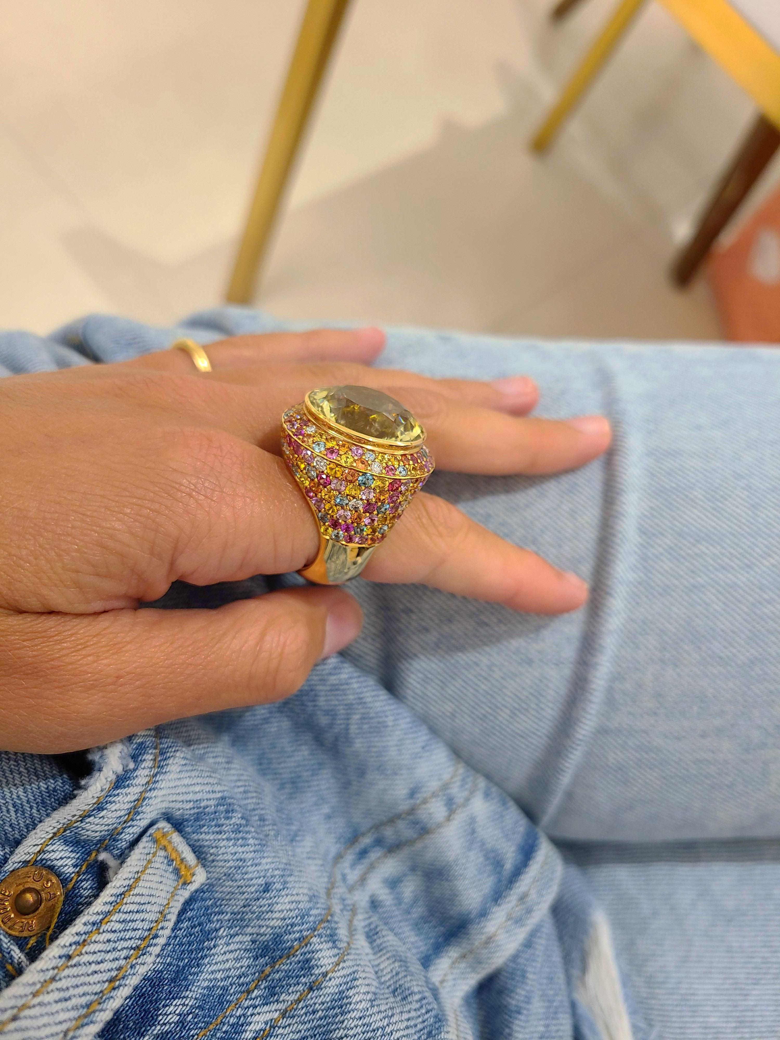 Zorab 18KT YG 28.59 Karat Scapolite Mittelsteinring mit Regenbogen-Saphiren 2