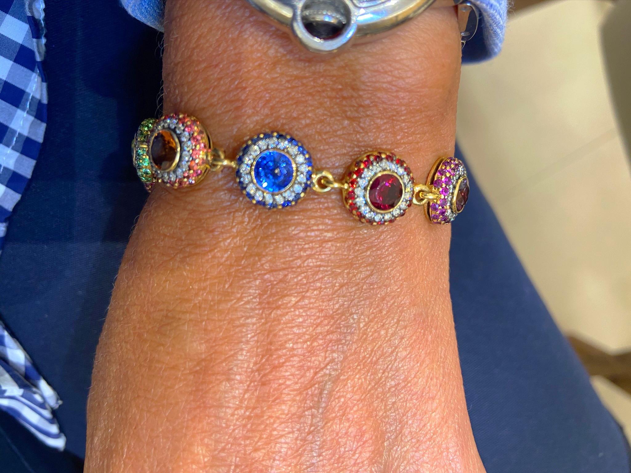 Zorab Bracelet 18 carats YG avec diamants, saphirs multicolores et semi-précieux Unisexe en vente
