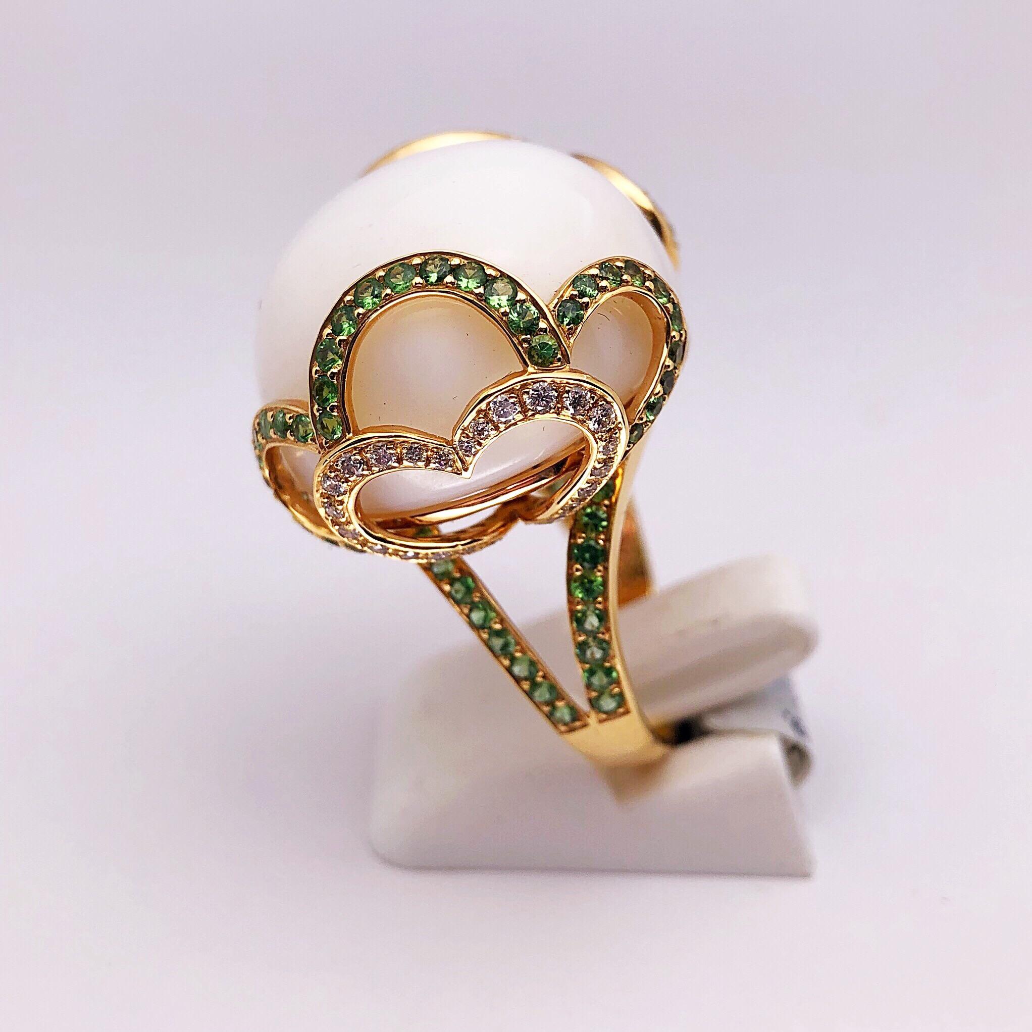 Lustig und kokett - so lässt sich dieser schöne Ring am besten beschreiben. Der große gewölbte milchig-weiße Cabochon-Opal mit einem Gewicht von 37,89 Karat ist in eine moderne Fassung aus 18-karätigem Roségold gefasst. Eine Muschelverzierung und