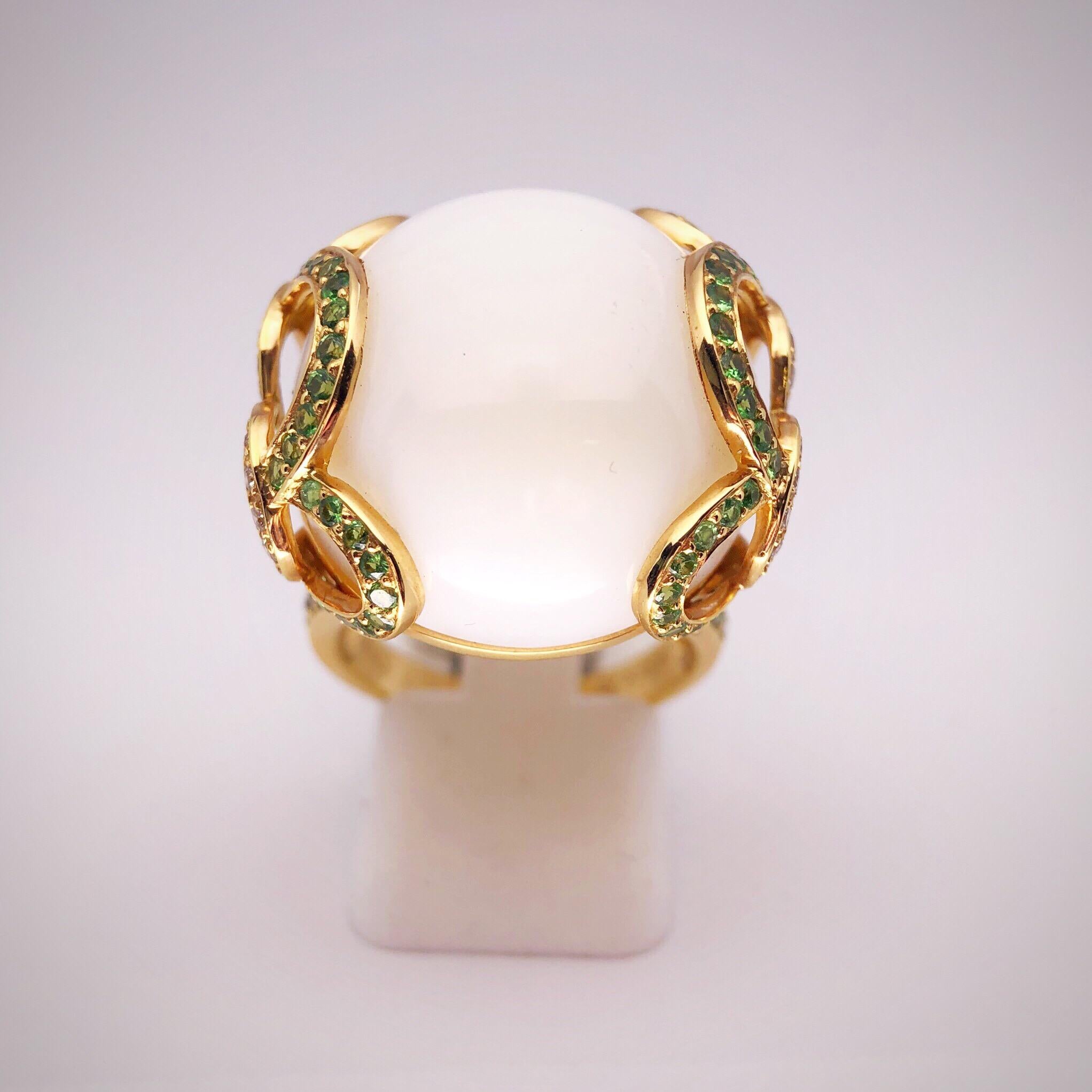 Moderne Bague en or 18 carats, opale blanche, tsavorite et diamant de 37,89 carats, par Zorab Creation en vente