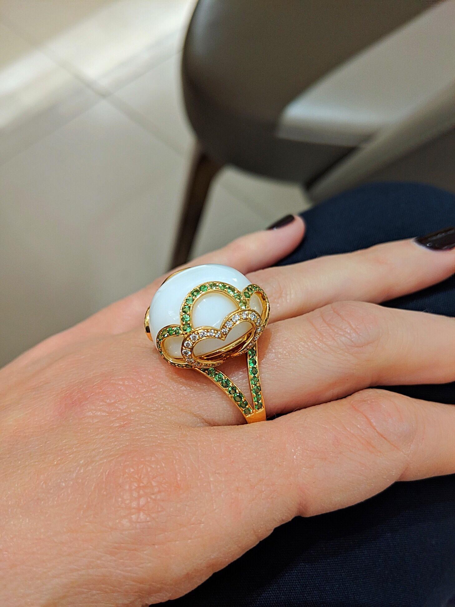 Taille cabochon Bague en or 18 carats, opale blanche, tsavorite et diamant de 37,89 carats, par Zorab Creation en vente