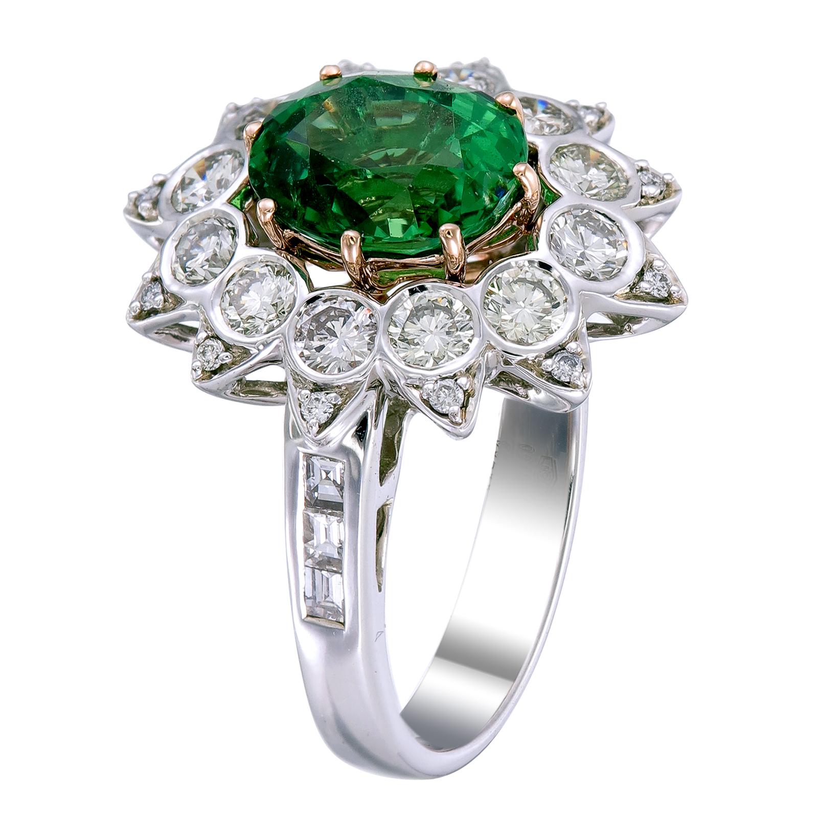 Grün ist die Farbe des Lebens, und dieser Ring mit einem 3,16-karätigen, dunkel gefärbten Tsavorit in der Mitte verleiht diesem Schmuckstück eine natürliche Energie und lebenslange Schönheit. Der Hauptstein ist von runden Diamanten von 1,41 Karat