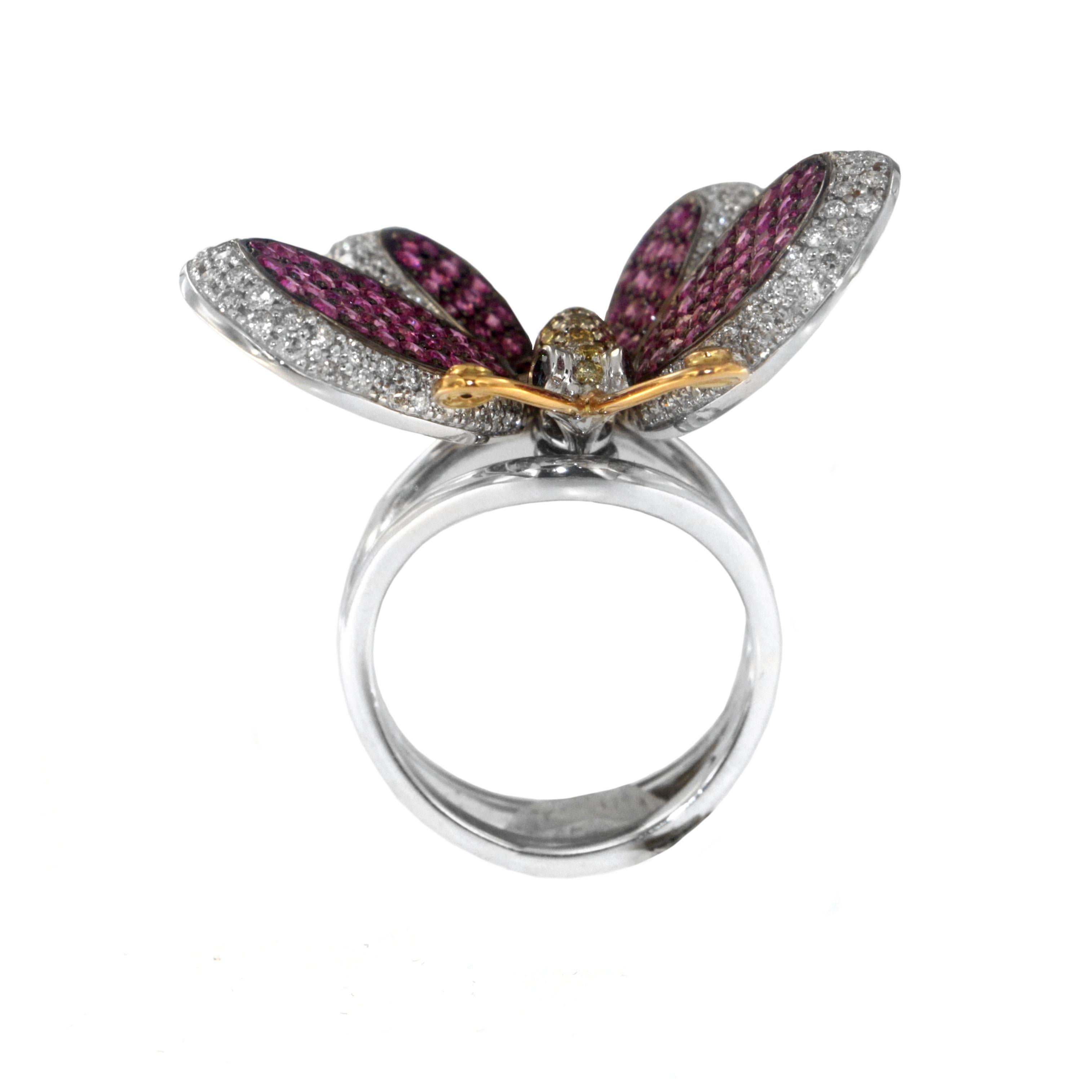 Montrez votre sens du style et de la fantaisie avec la bague cocktail papillon de Zorab, méticuleusement fabriquée à la main avec 2,69 carats de saphir rose, 1,28 carat de diamants blancs, 0,32 carat de diamants jaunes, 0,13 carat de diamants