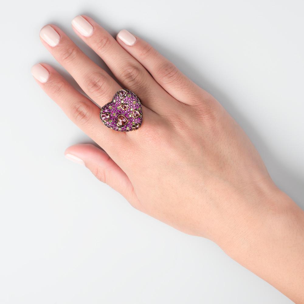 Mit diesem atemberaubenden Ring Amore mit Turmalin, Saphir und Diamant können Sie sicher sein, dass Ihr Herz am rechten Fleck sitzt. 
Dieser einzigartige herzförmige Ring ist mit 5,65 Karat rosafarbenen Turmalin-Edelsteinen und 0,45 Karat exquisiten