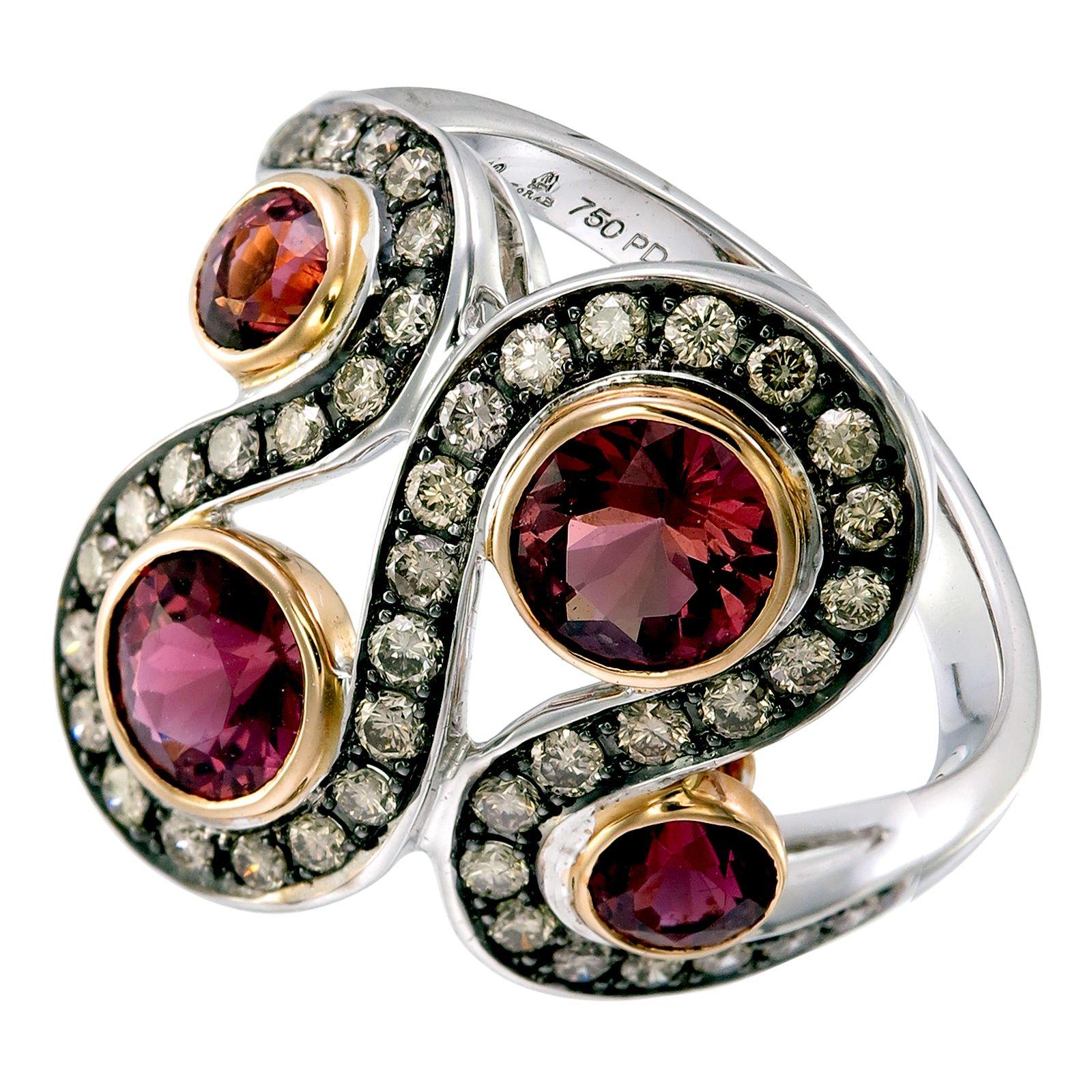 Eine Reihe von 0,65-karätigen Diamanten in geschwungenem 18-karätigem Gold und Palladium wird von vier runden 2,07-karätigen rosafarbenen Turmalinen umrahmt, die ein außergewöhnliches Kunstwerk darstellen. 

Dieser Ring wird, wie alle Stücke von