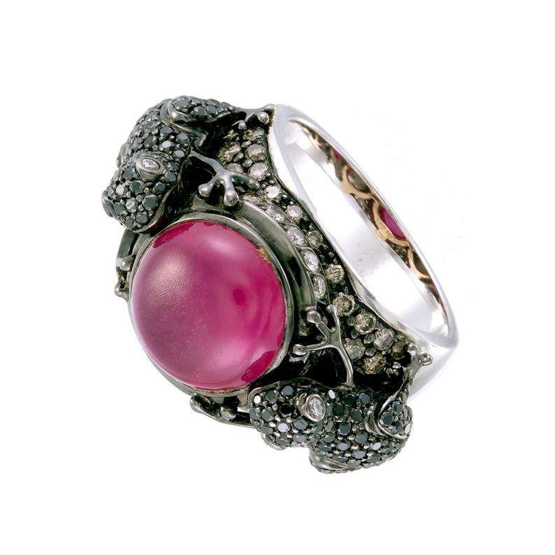 Twin Frogs holding a round shaped 8.55 carats Ruby cabochon, high quality craftsmanship. 1.02 carats Black Diamond, 0.69 carats Brown Diamond and 0.41 carats White Diamonds embedded in 18K Gold and Palladium.

This ring, as with all Zorab Creation