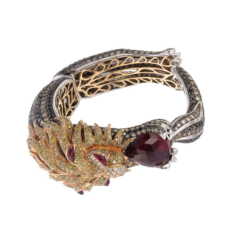 Sauvage Collection- One of a kind 
The exquisite stout-hearted lion bangle, adorned with a 19.15-carat rubellite, infuses the wearer's personality with unparalleled value. The lion’s head is embedded with a 6.77-carat fancy yellow diamond, creating