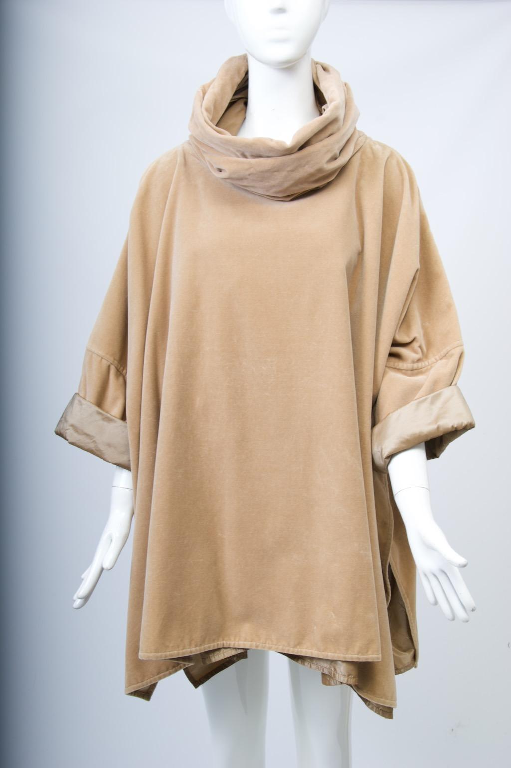 Marrone Zoran Poncho in velluto e seta color cammello in vendita