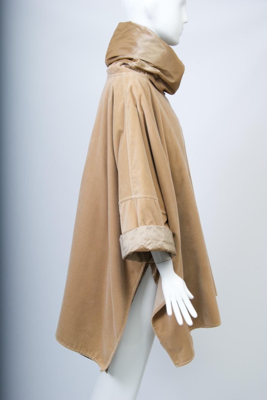 Zoran Poncho in velluto e seta color cammello In condizioni buone in vendita a Alford, MA