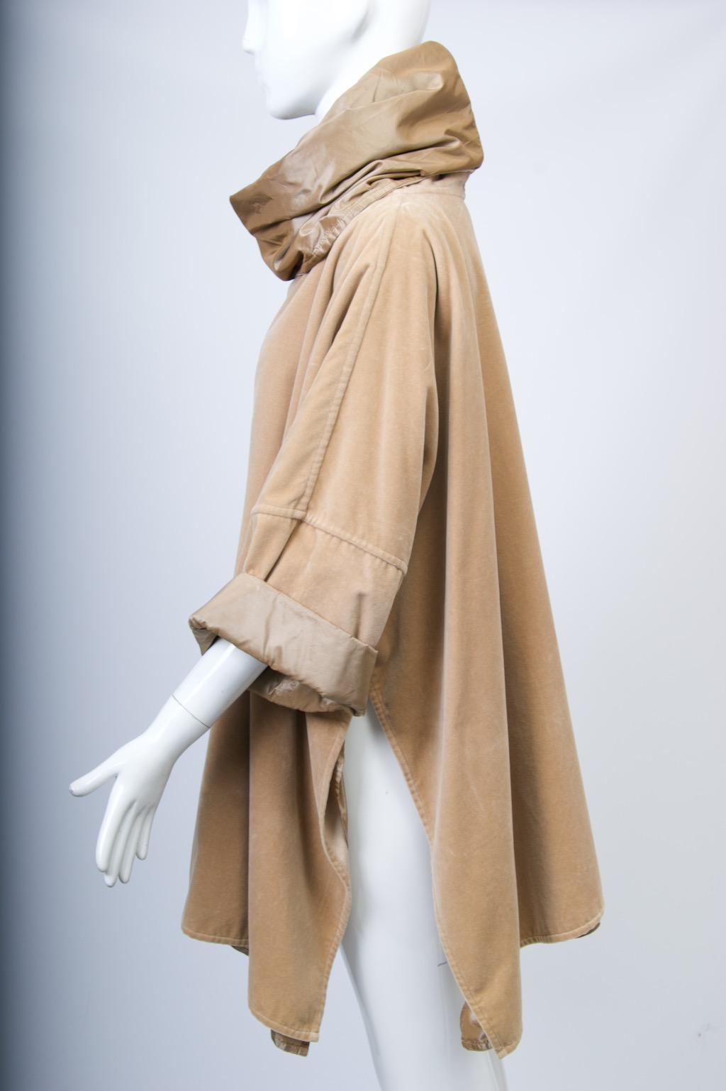 Zoran Poncho in velluto e seta color cammello in vendita 1