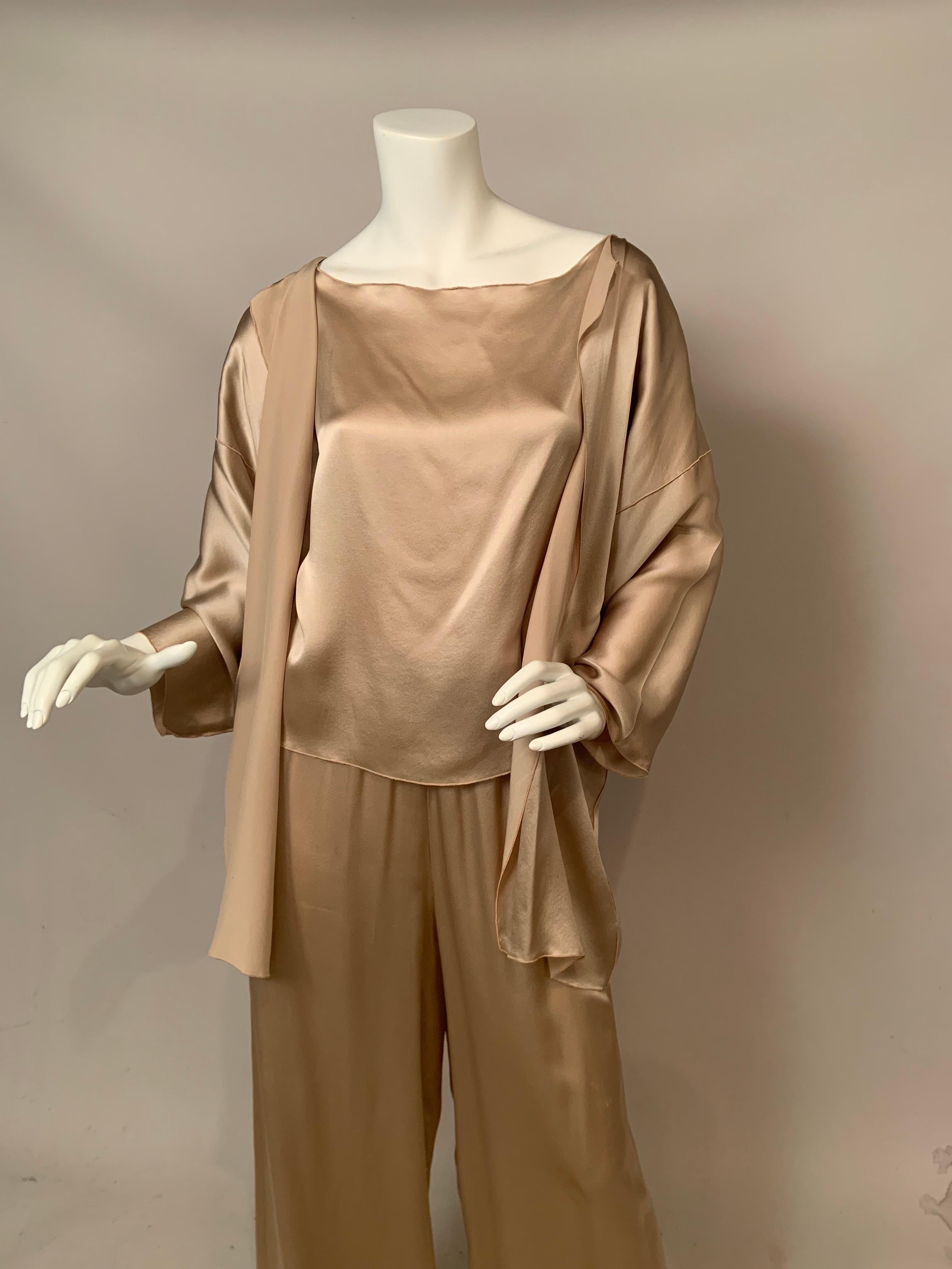 Zoran es conocido por su ropa informal, elegante y eternamente chic. Este conjunto de chaqueta, top y pantalón de charmeuse de seda color champán es un ejemplo perfecto de su estética. Las tres piezas se colocan fácilmente sin cierres y con una