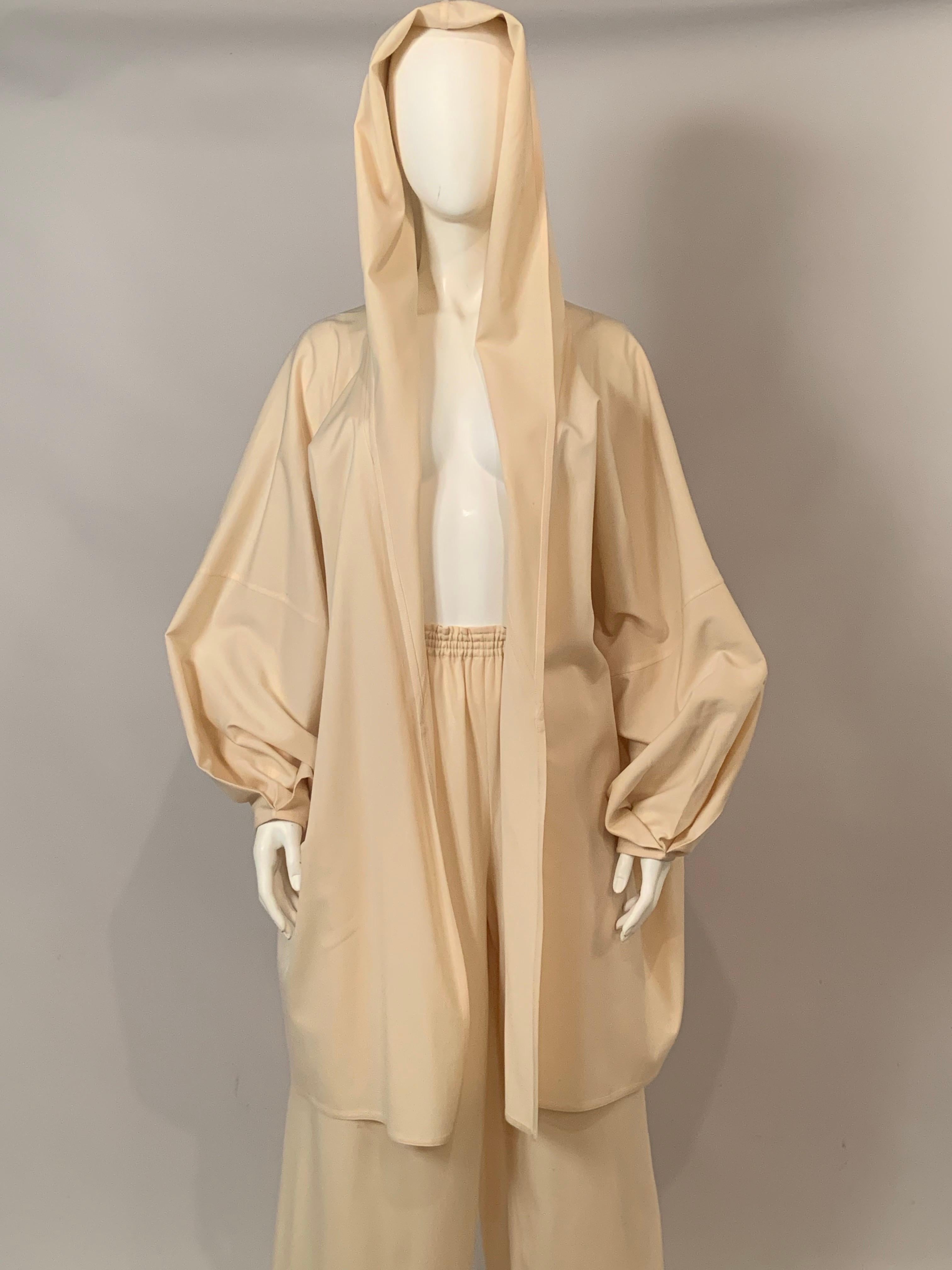 Beige Giacca e pantaloni con cappuccio in lana color crema di Zoran in vendita