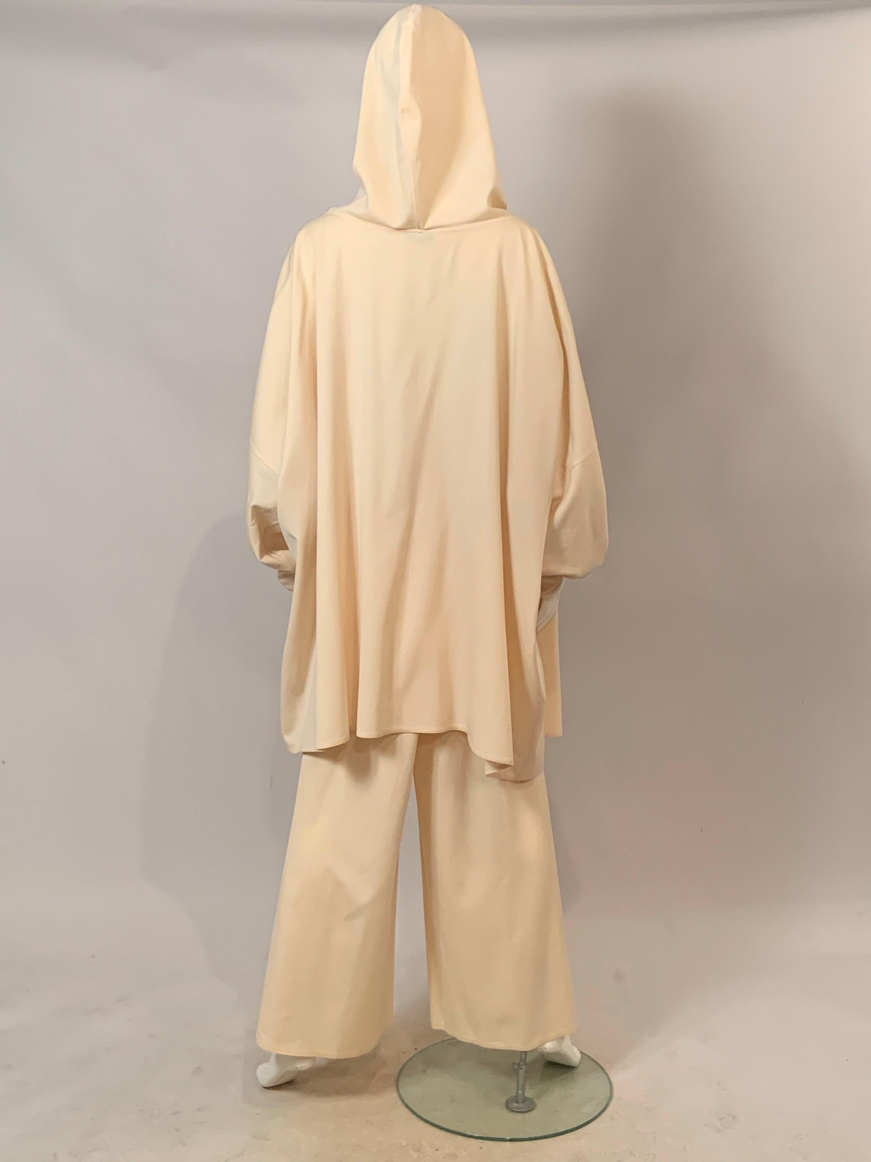 Giacca e pantaloni con cappuccio in lana color crema di Zoran in vendita 1