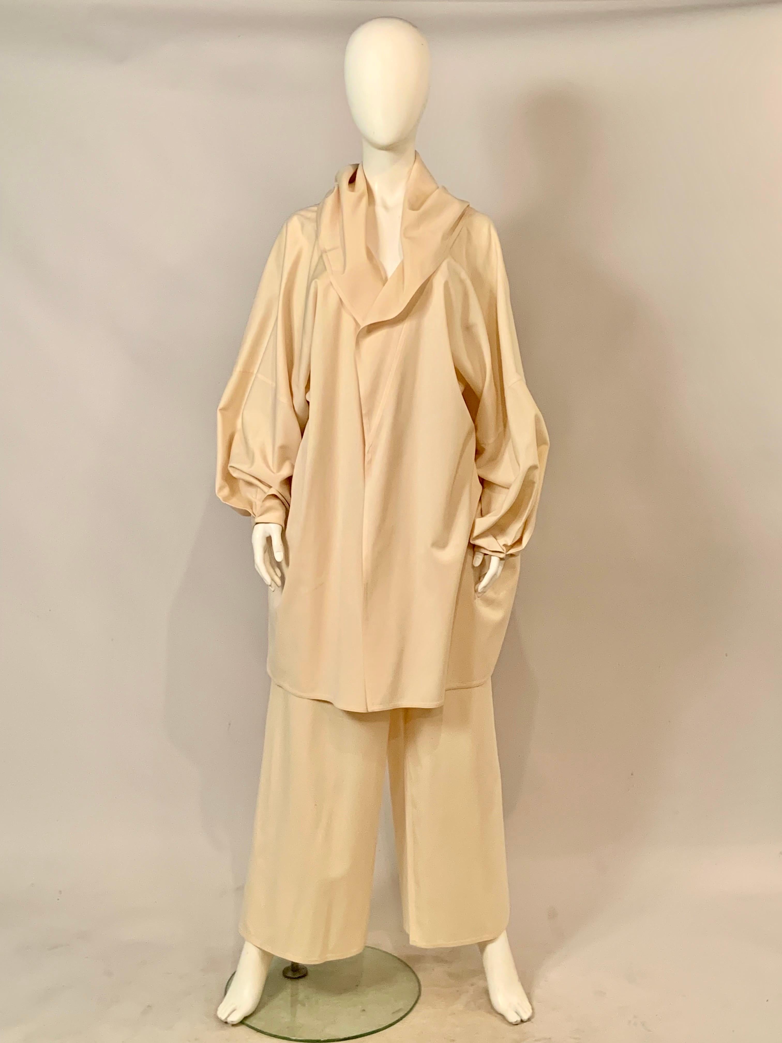 Giacca e pantaloni con cappuccio in lana color crema di Zoran in vendita 2