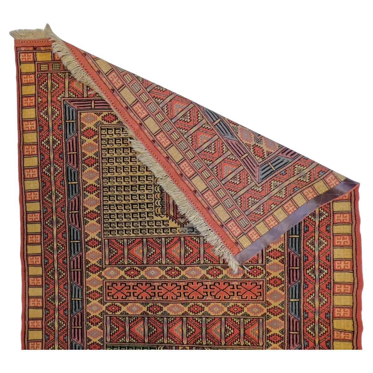 Ein sehr schwer zu findender Yazd-Teppich, der in einem Dorf in der Nähe der iranischen Wüstenstadt Yazd gewebt wurde - ein Dorf, das nach allem, was man hört, die Weberei seit etwa 1960 eingestellt hat. Dieses Stück ist ein hervorragendes Beispiel