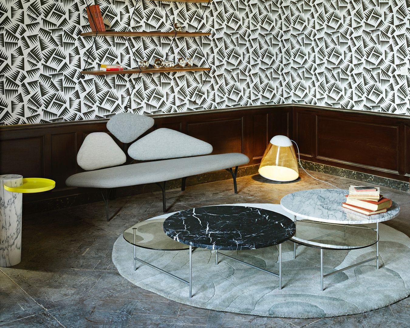 Table basse Zorro avec plateau en marbre noir et pieds en acier poli par La Chance Neuf - En vente à Beverly Hills, CA
