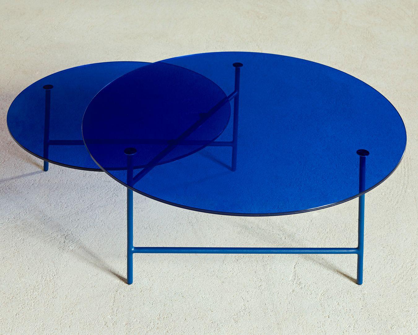 Table basse Zorro Miroir Plateau Verre Bleu Pied Texturé Bleu par La Chance Neuf - En vente à Beverly Hills, CA