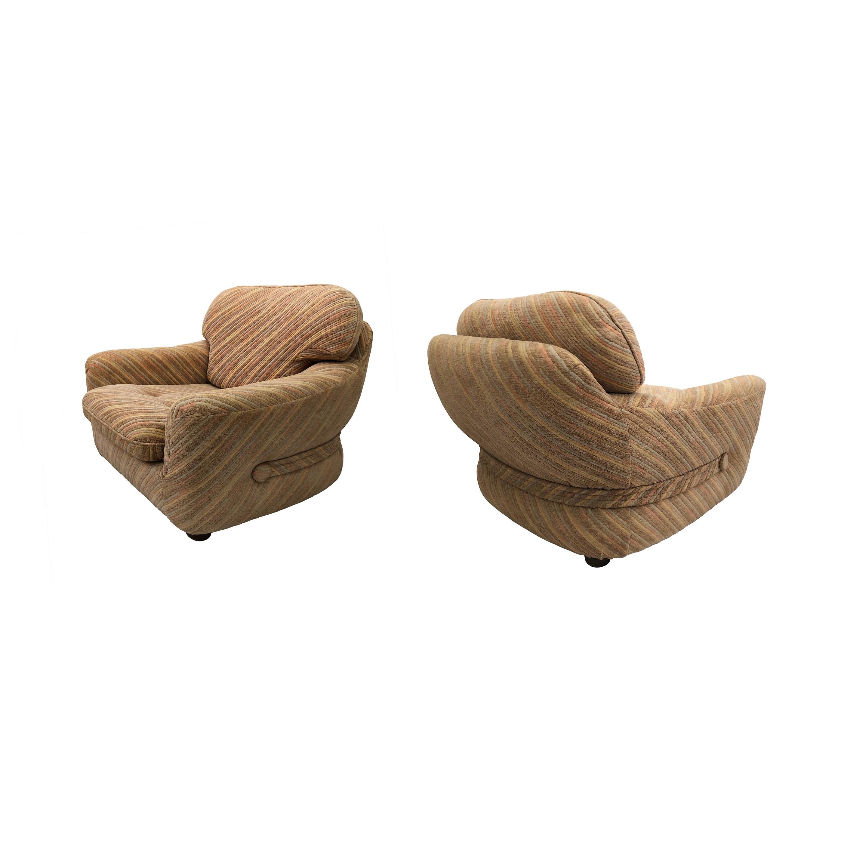 Ce fauteuil de salon super confortable, originaire d'Italie dans les années 1970, est une pièce intemporelle du design des sièges européens. Tapissé par l'indépendant Zorzi d'Uggiate-Trevano, près de Milan, dans un magnifique motif pastel - avec des
