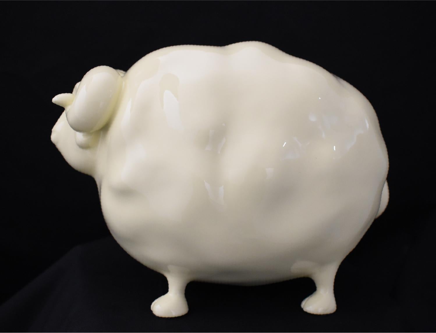 Sculpture de mouton du zodiaque chinois de couleur crème. Edition limitée. Expédition rapide. - Or Figurative Sculpture par Zou Liang