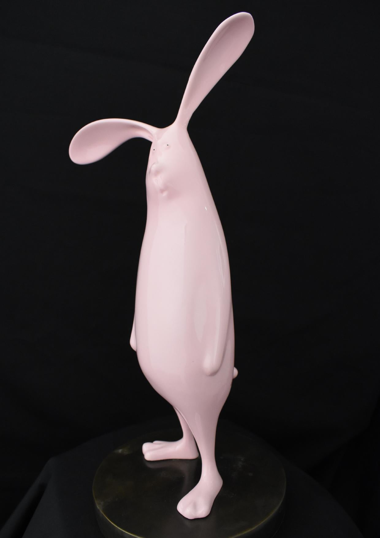 Escultura de conejo en rosa. Agotado temporalmente. Ya está disponible el pedido anticipado. - Figurative Sculpture Oro de Zou Liang