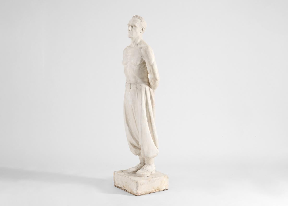 Diese naturgetreue Gipsskulptur eines hemdsärmeligen Zouave, der mit auf dem Rücken verschränkten Händen steht, stammt aus der persönlichen Sammlung von Thierry Despont (1948 - 2023), der vor allem für seine architektonische Arbeit bekannt ist - er