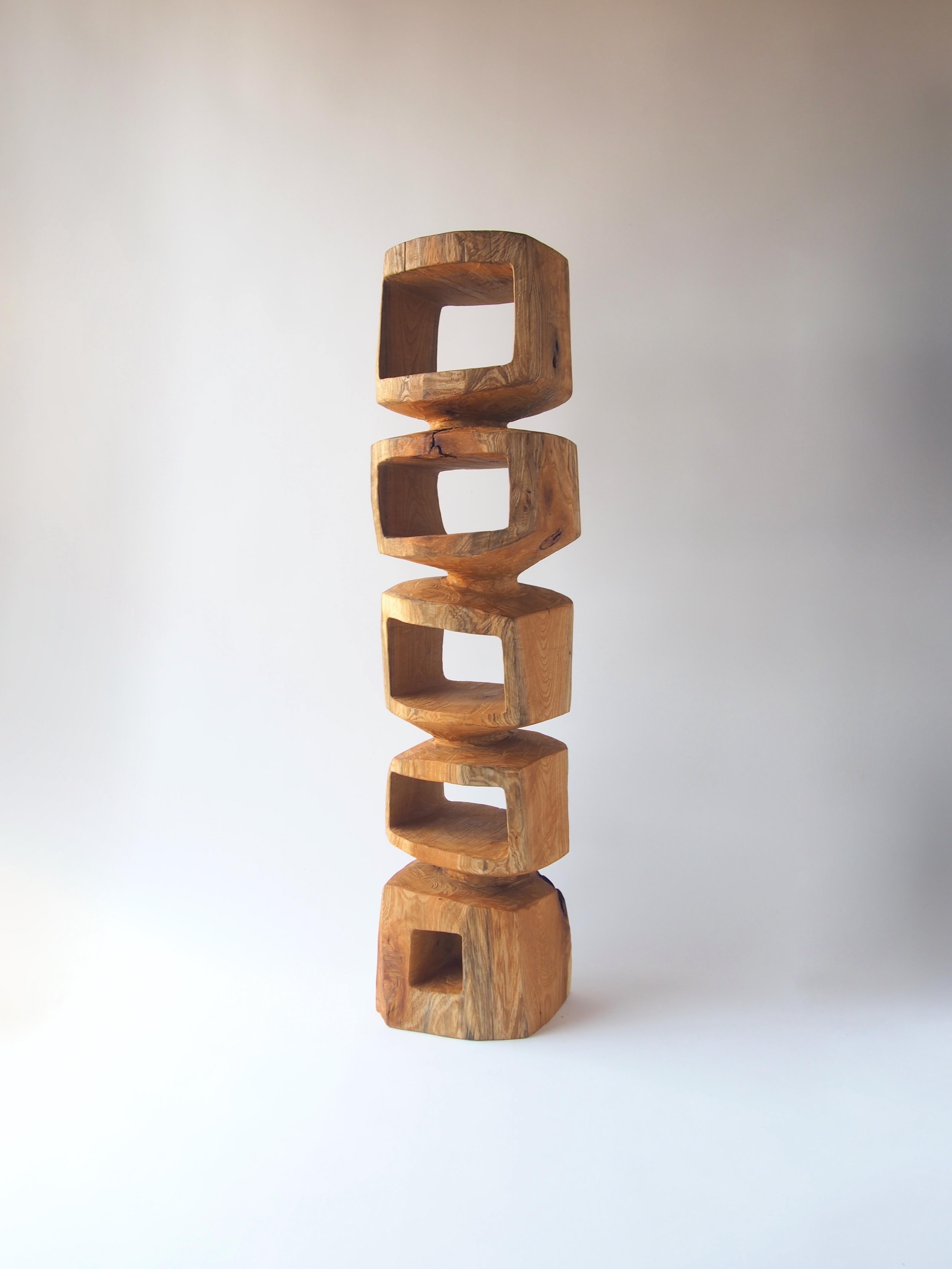 Nom : Jenga
Tabouret sculptural par les meubles sculptés Zougei
Matériau : Zelkova
Cette œuvre est taillée dans le bois avec des sortes de tronçonneuses.
La plupart des bois utilisés pour les œuvres de Nishimura ne peuvent servir à rien, ces