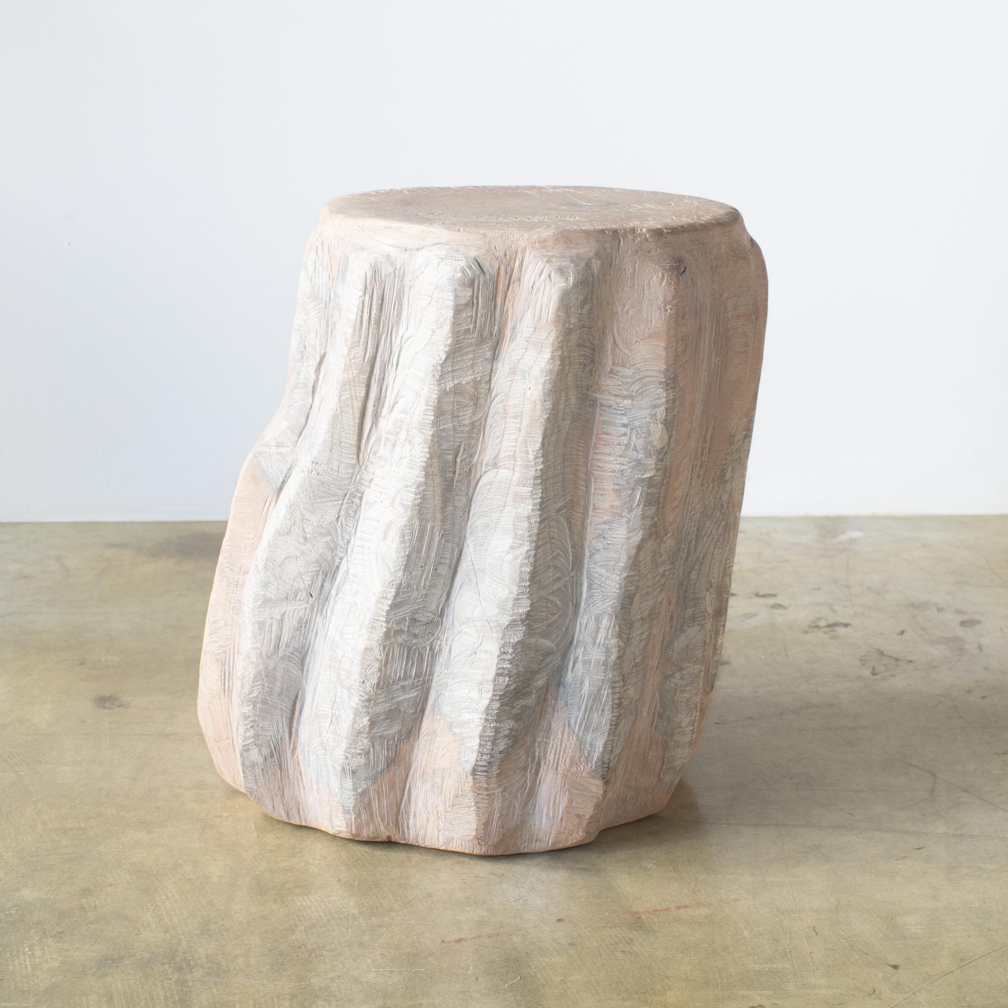 Nom : Cannele
Tabouret sculptural de Hiroyuki Nishimura et meubles sculptés de Zougei
MATERIAL : Zelkova finition ton pâle
Cette œuvre est sculptée dans du bois à l'aide de plusieurs types de tronçonneuses.
La plupart des bois utilisés pour les