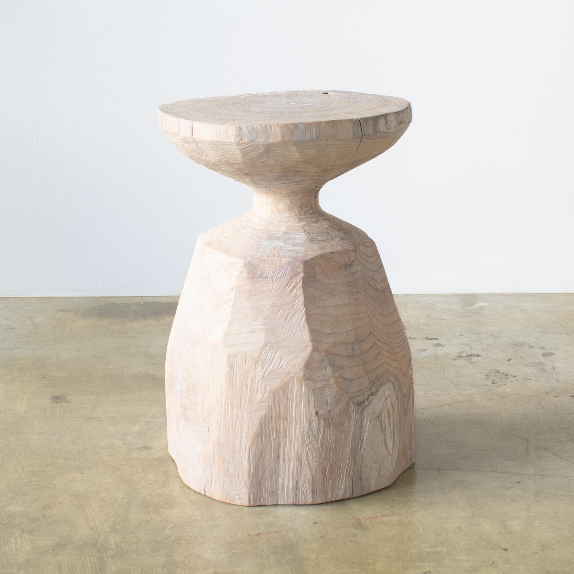 Nome: Giovane donna
Sgabello scultoreo di Hiroyuki Nishimura e mobili intagliati Zougei
Materiale: Finitura Zelkova in tonalità chiara
Quest'opera viene ricavata da tronchi con alcuni tipi di motoseghe.
La maggior parte dei legni utilizzati per le