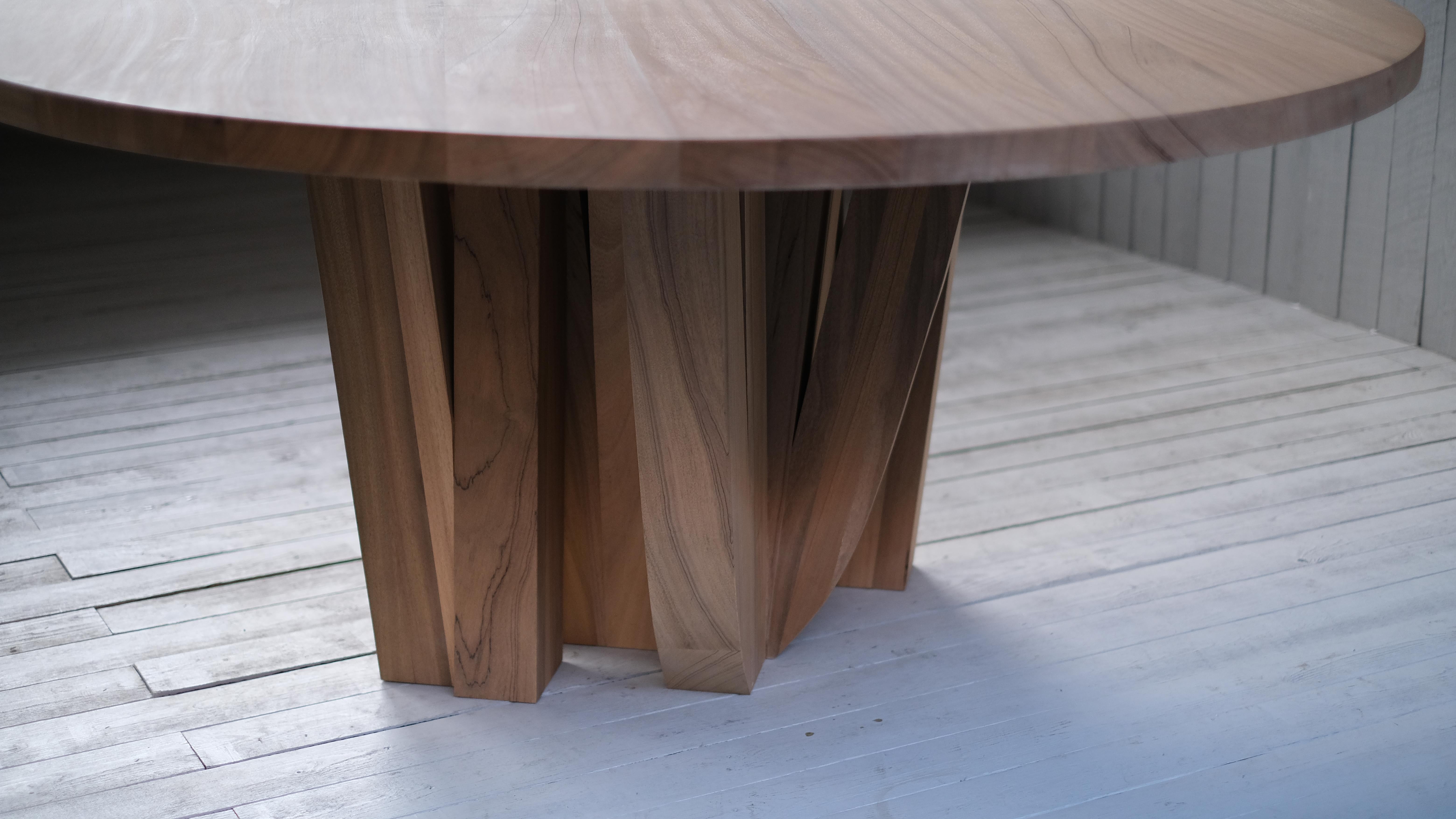 Zoumey Tisch, rund, groß, von Arno Declercq (Walnuss) im Angebot