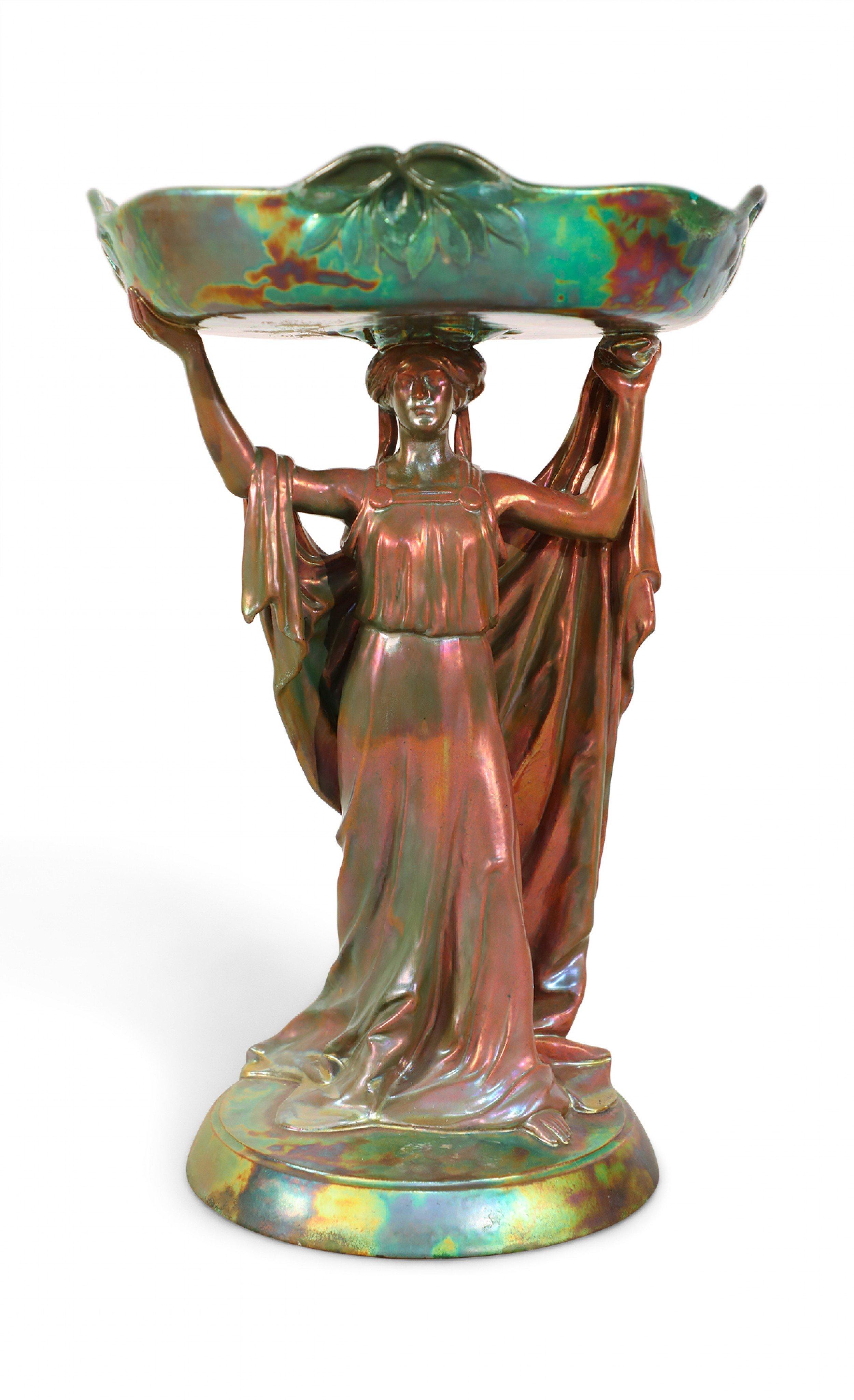 Art nouveau Centre de table en porcelaine opalescente Zsolnay Art Nouveau en vente