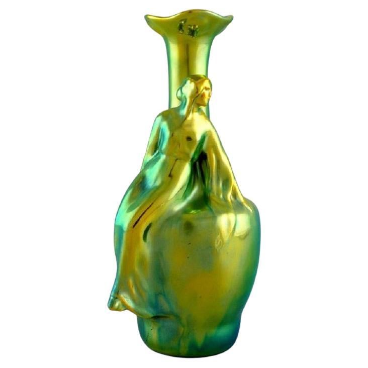 Vase Art nouveau Zsolnay en céramique émaillée modelé d'une femme assise