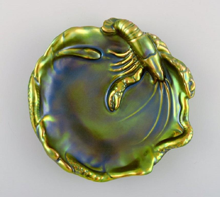 Smaltato Ciotola Zsolnay in gres smaltato con gamberi di fiume, splendida smaltatura Eozin in vendita