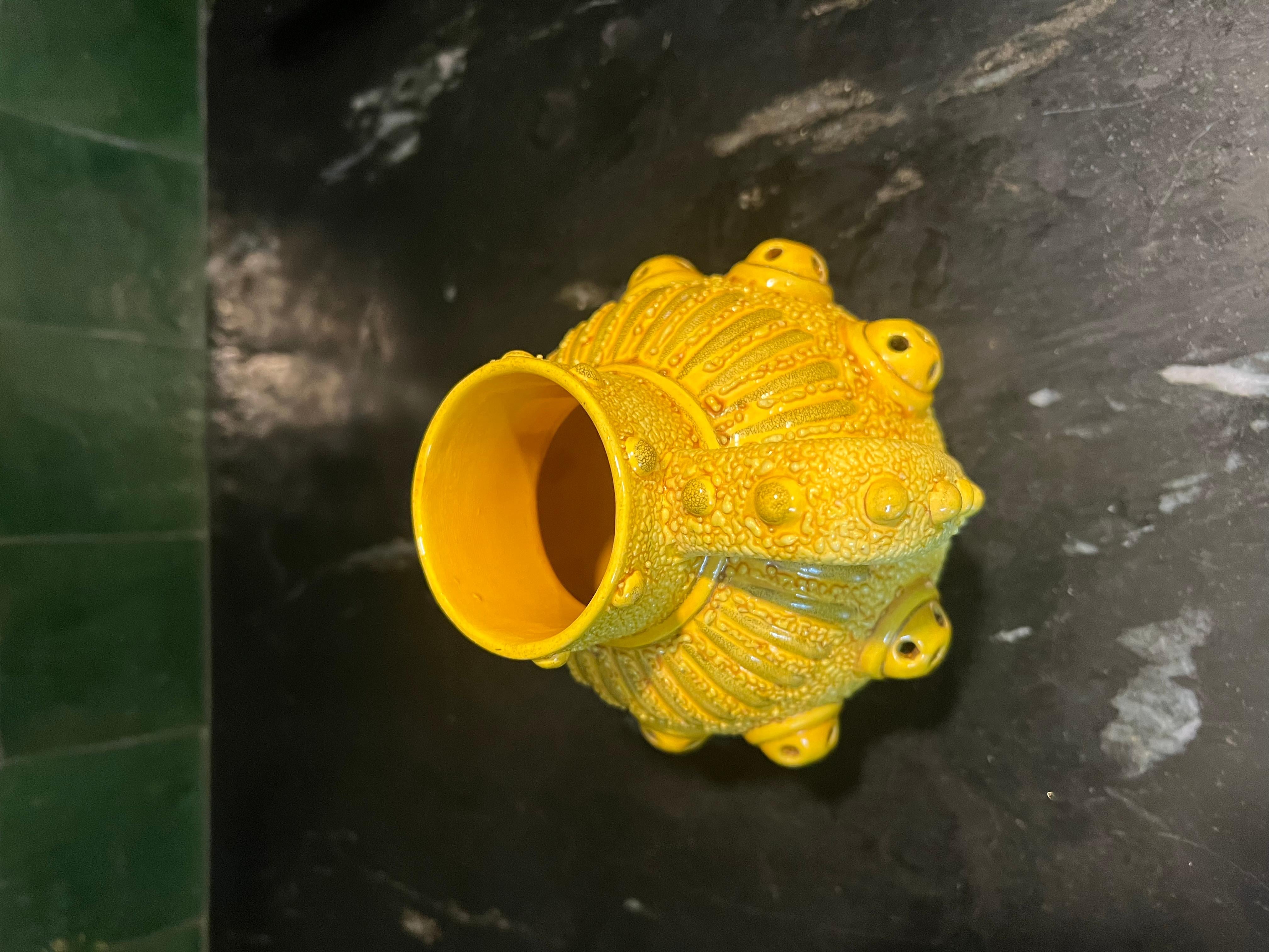 Doré Aiguière globulaire émaillée jaune vif et ocre de Zsolnay en vente