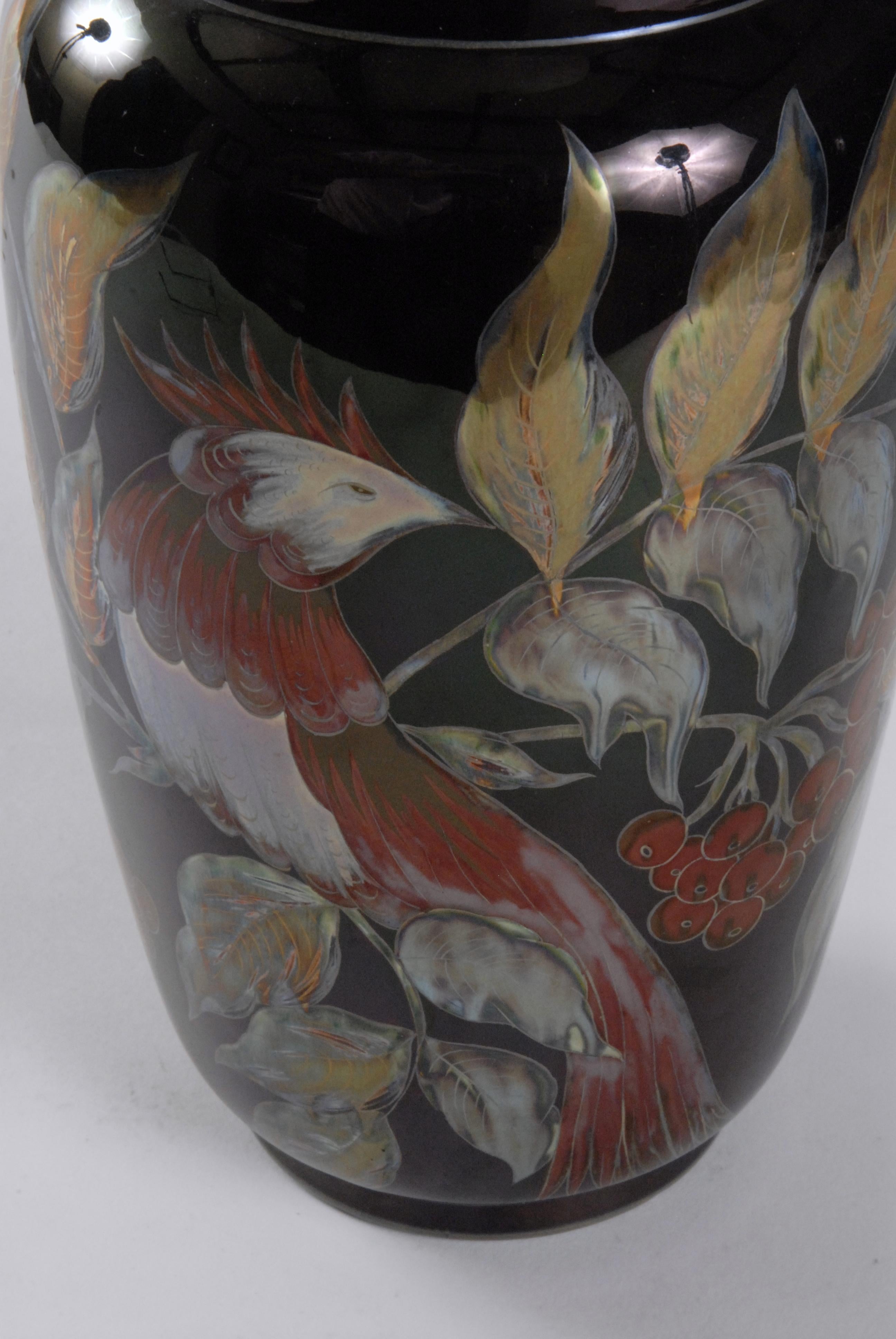 Un magnifique vase en glaçure Eosin de Zsolnay, peint à la main, avec des oiseaux sur des tiges et des feuilles fruitées. Entièrement marqué sur la base. Superbe qualité de cette célèbre usine hongroise.