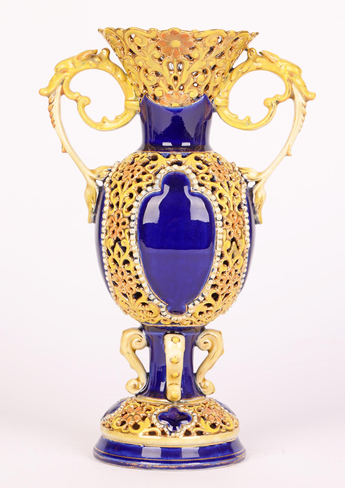 Zsolnay vase hongrois en porcelaine réticulée à motifs floraux avec panneaux bleu cobalt en vente 2